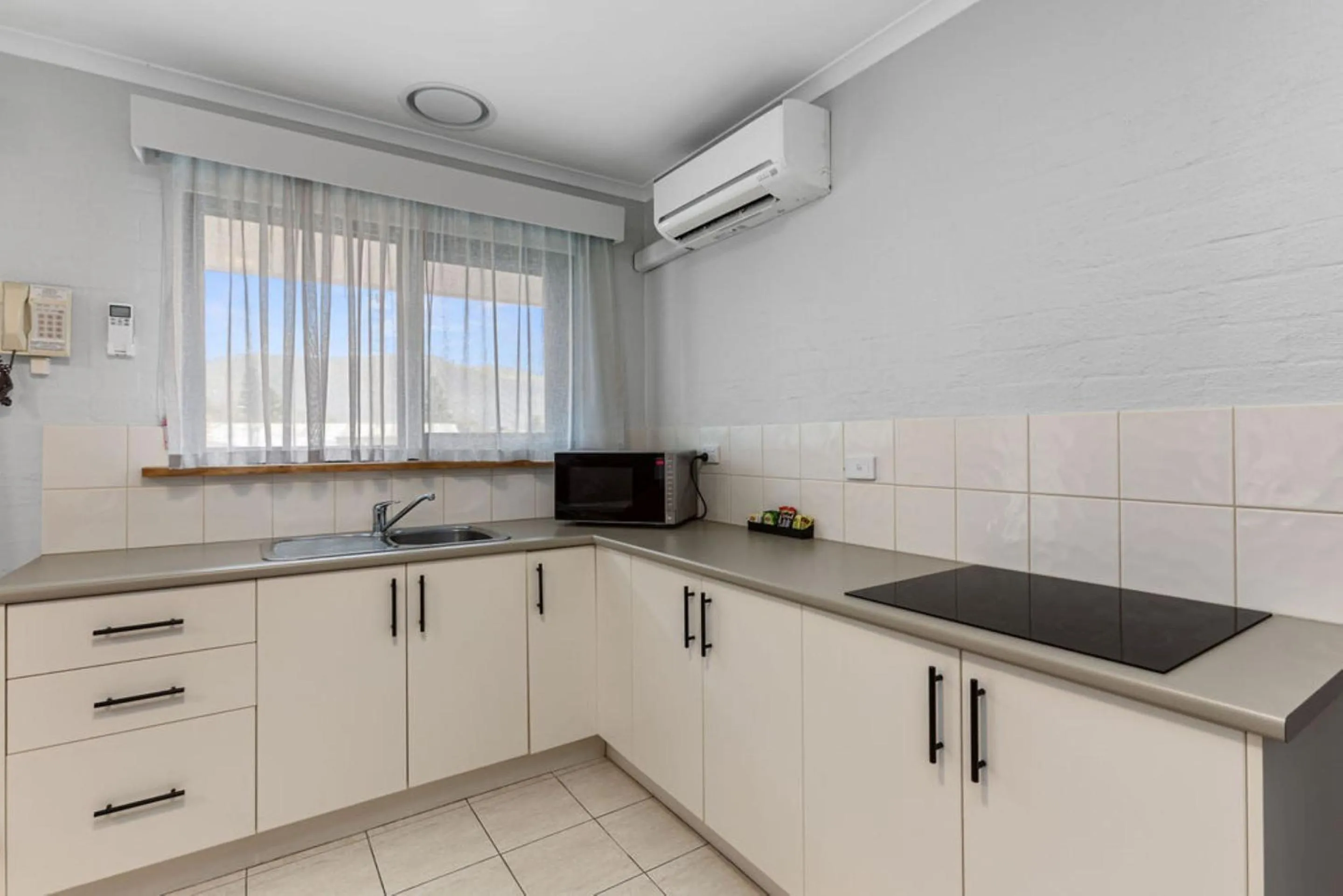 Kitchen or kitchenette in Apollo Bay Motel & Apartments