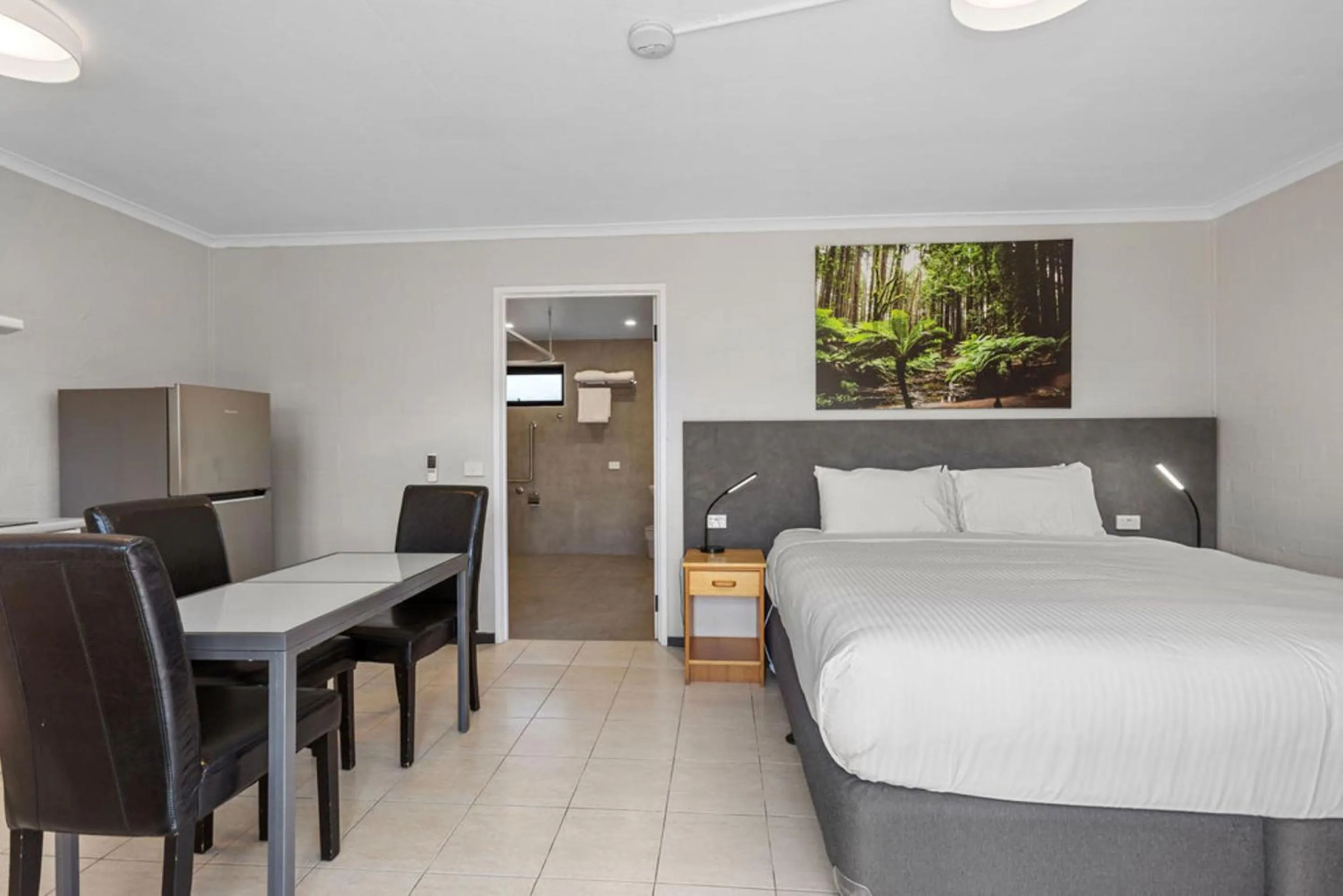 Dining area, Bed in Apollo Bay Motel & Apartments