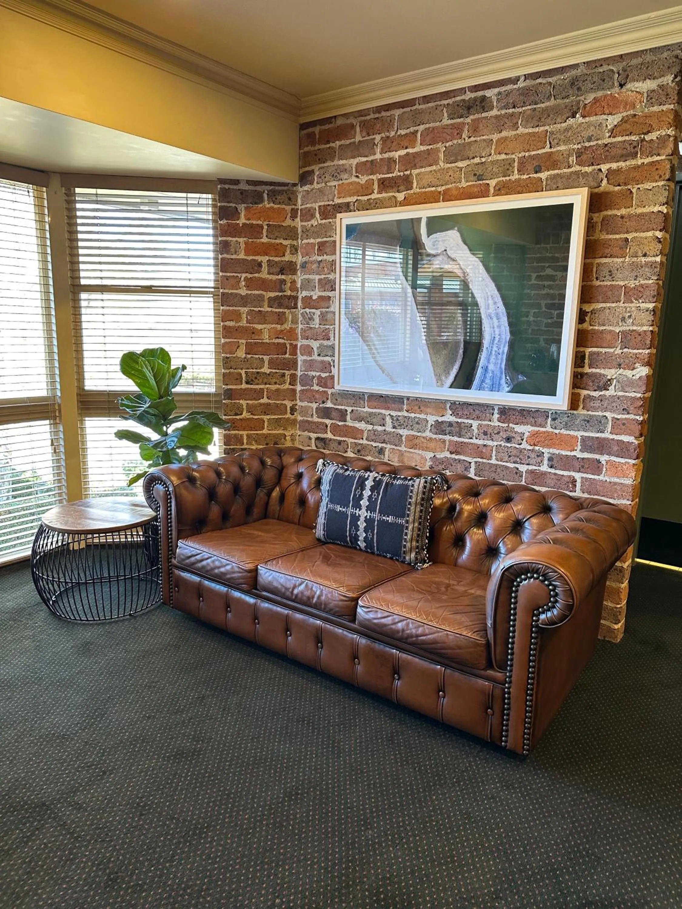 Communal lounge/ TV room in Grand Country Lodge Motel