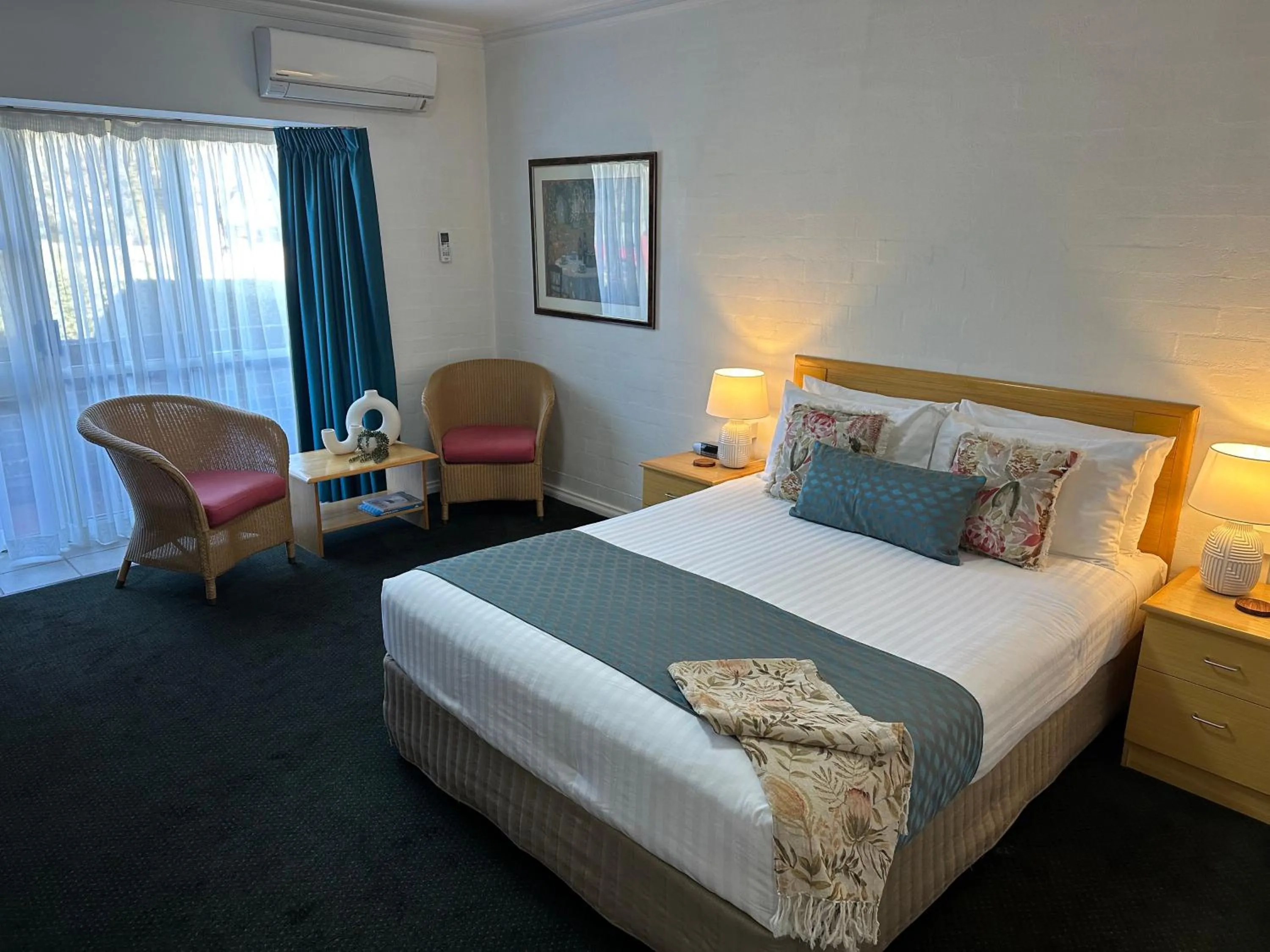 Bedroom, Bed in Grand Country Lodge Motel