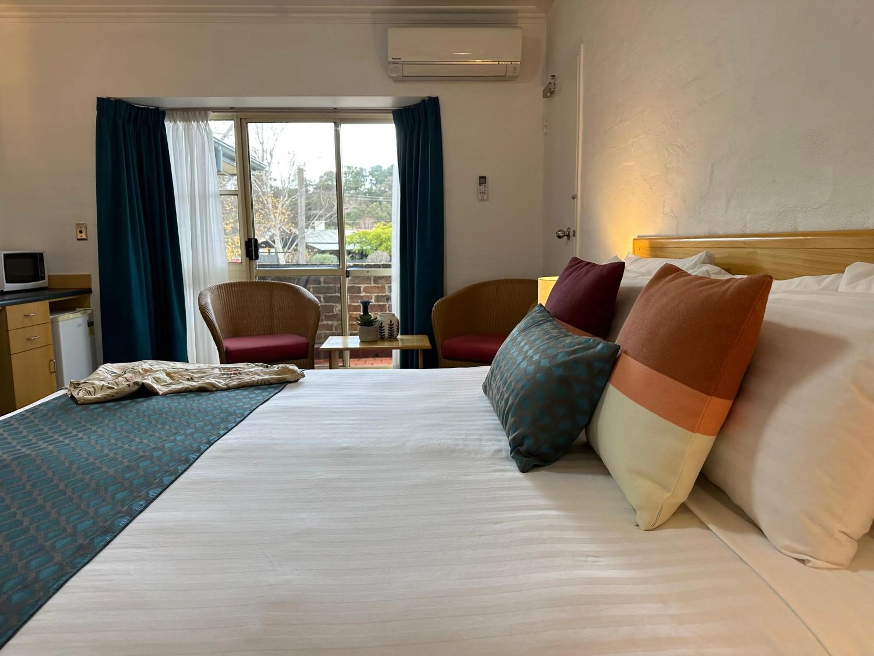 Bedroom, Bed in Grand Country Lodge Motel