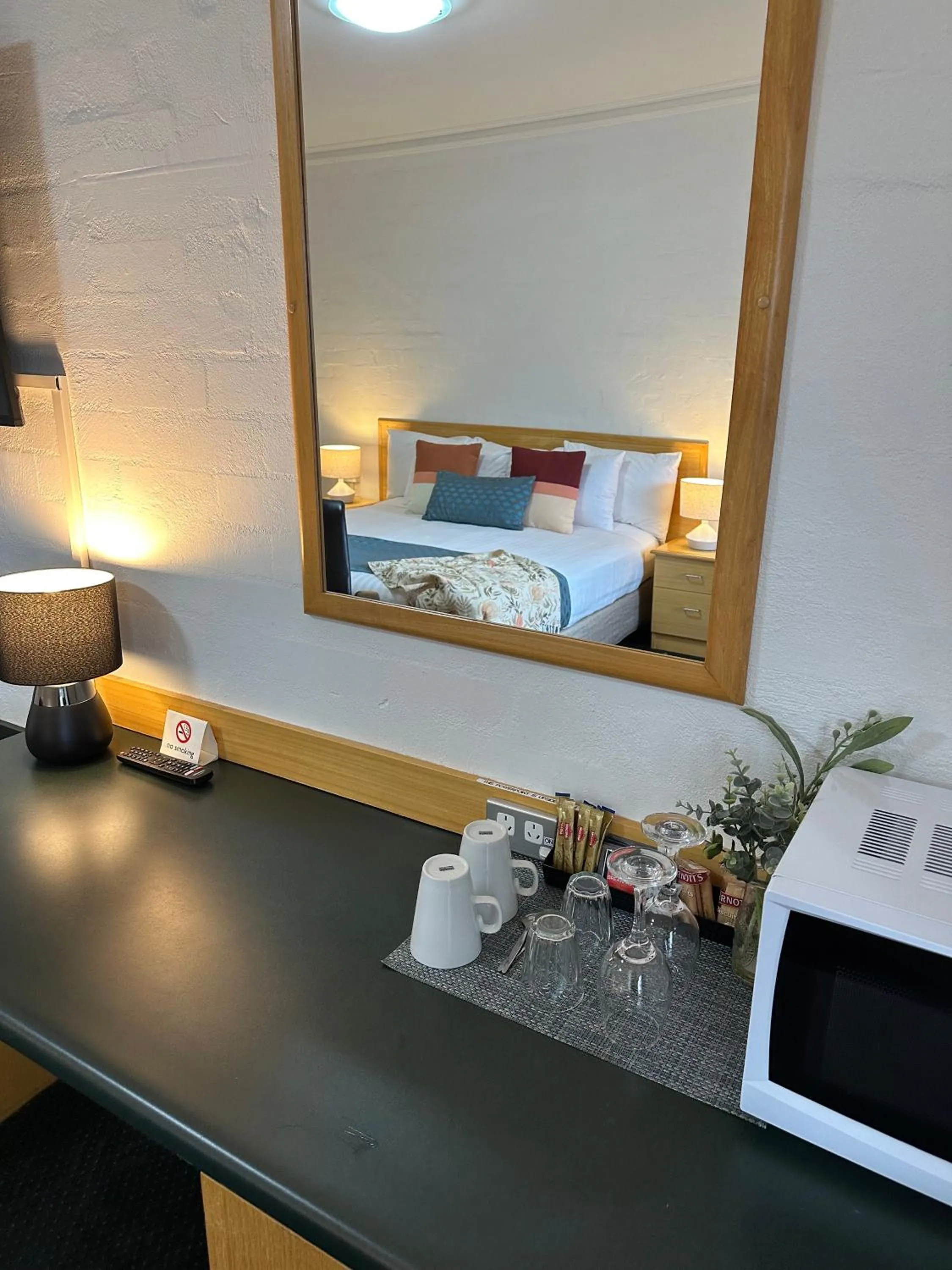 Bedroom, Bed in Grand Country Lodge Motel