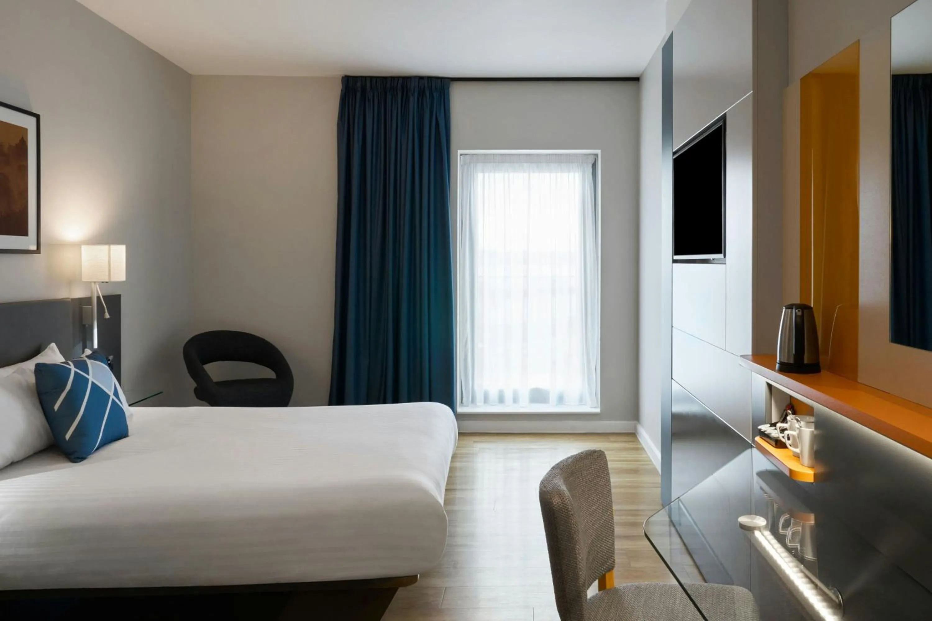 Photo of the whole room, Bed in Four Points Flex by Sheraton Dundee