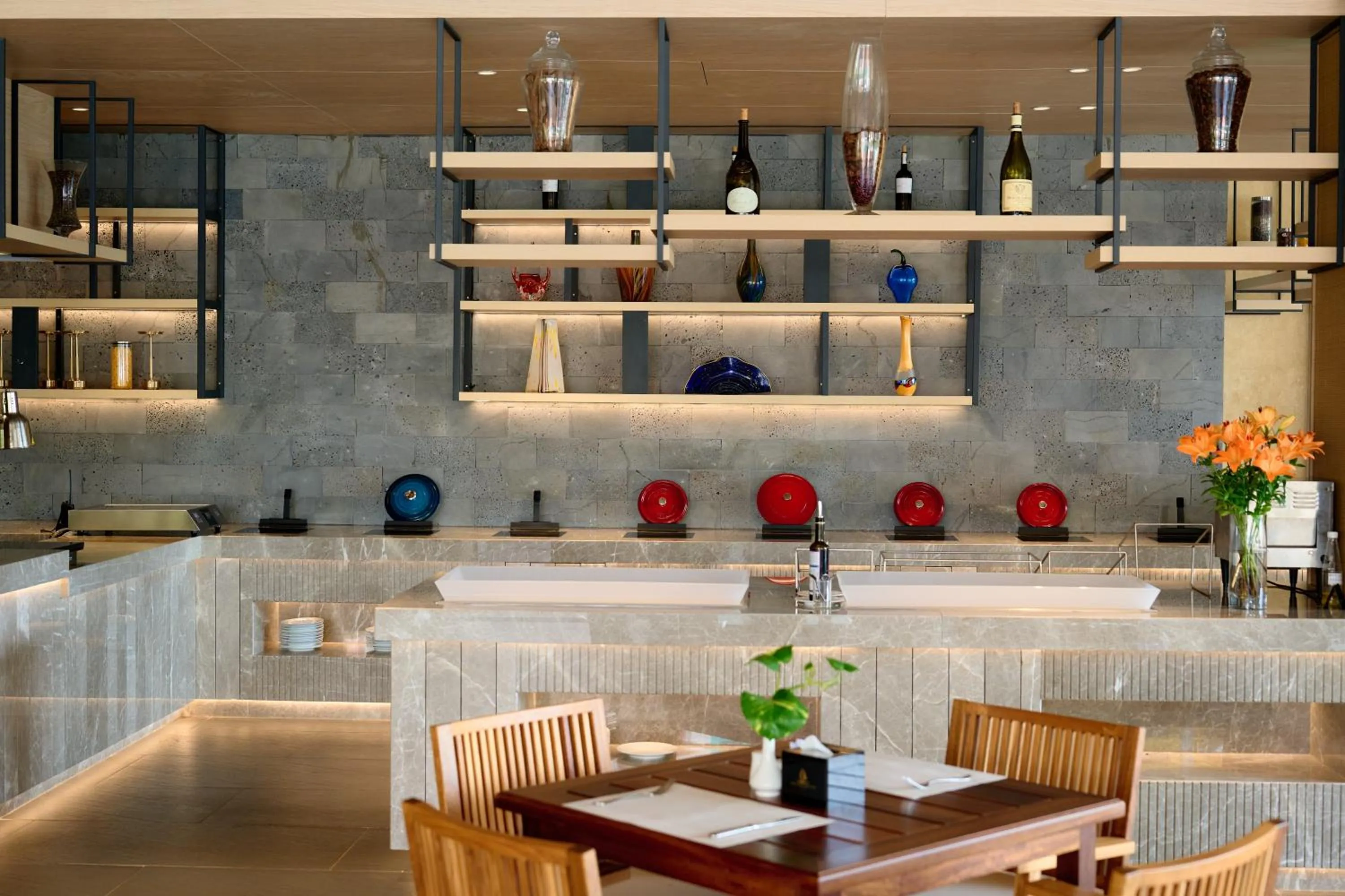 Restaurant/places to eat in The May Legend Catba