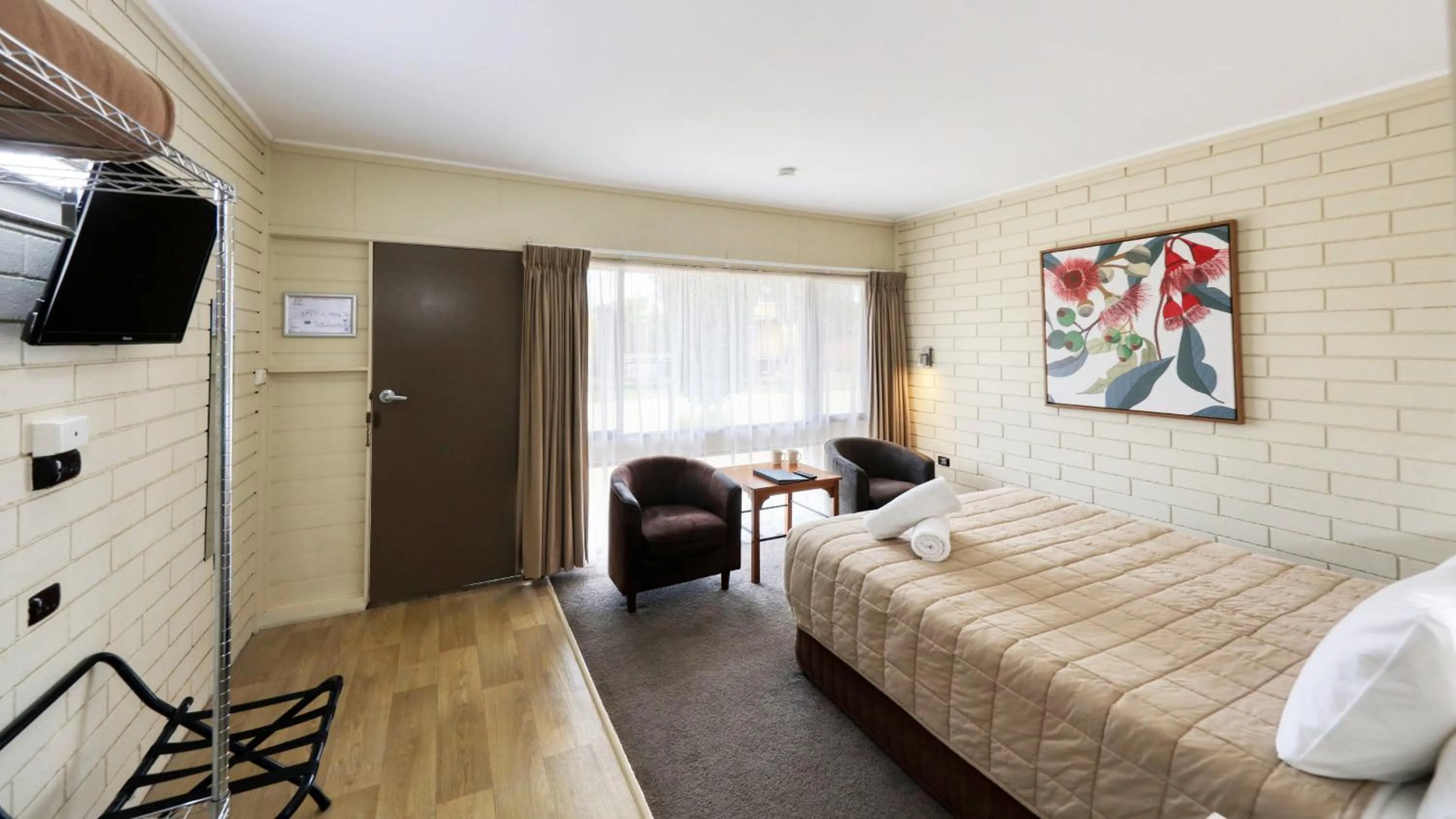 Bed in Motel Meneres