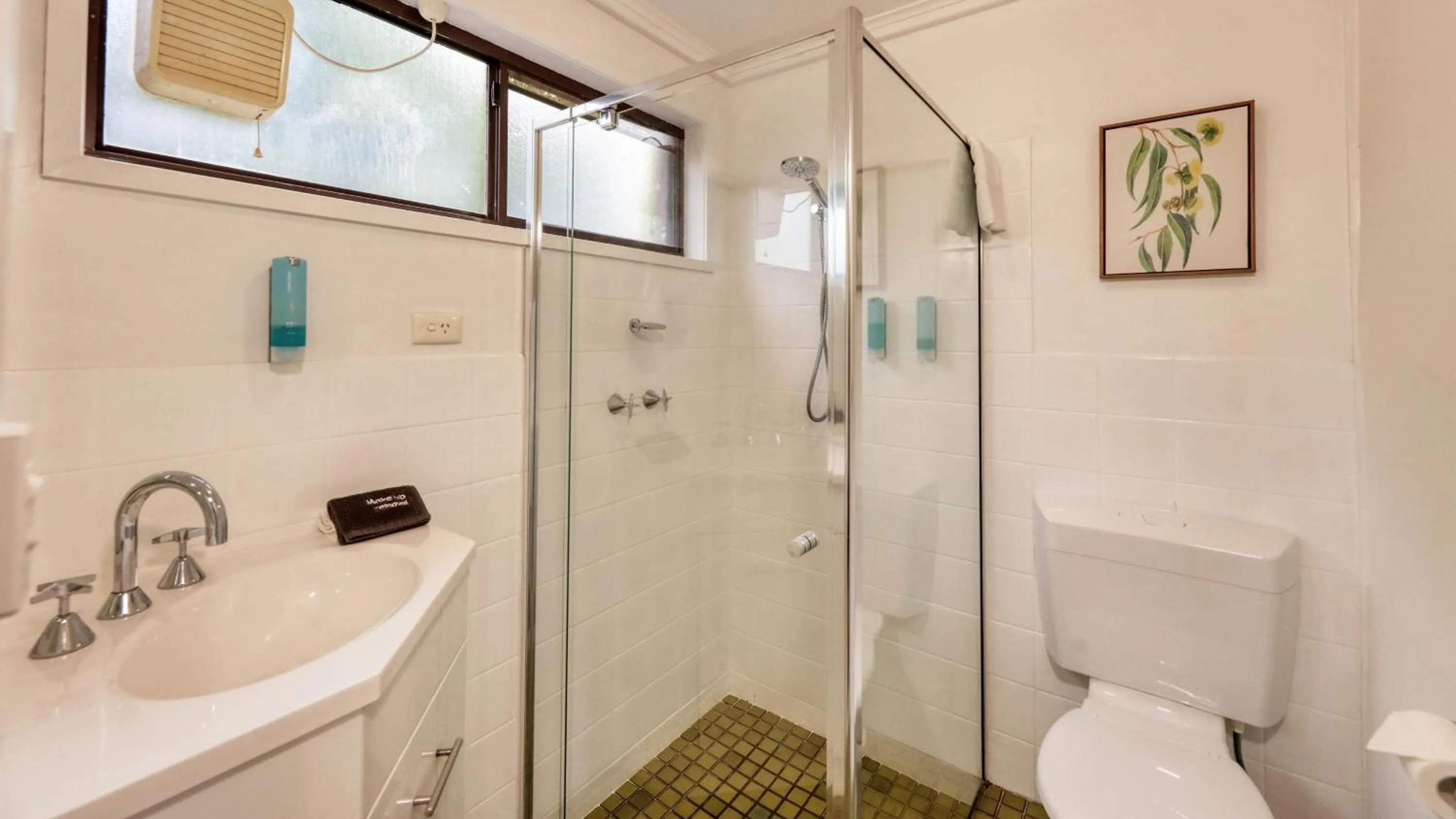 Shower in Motel Meneres