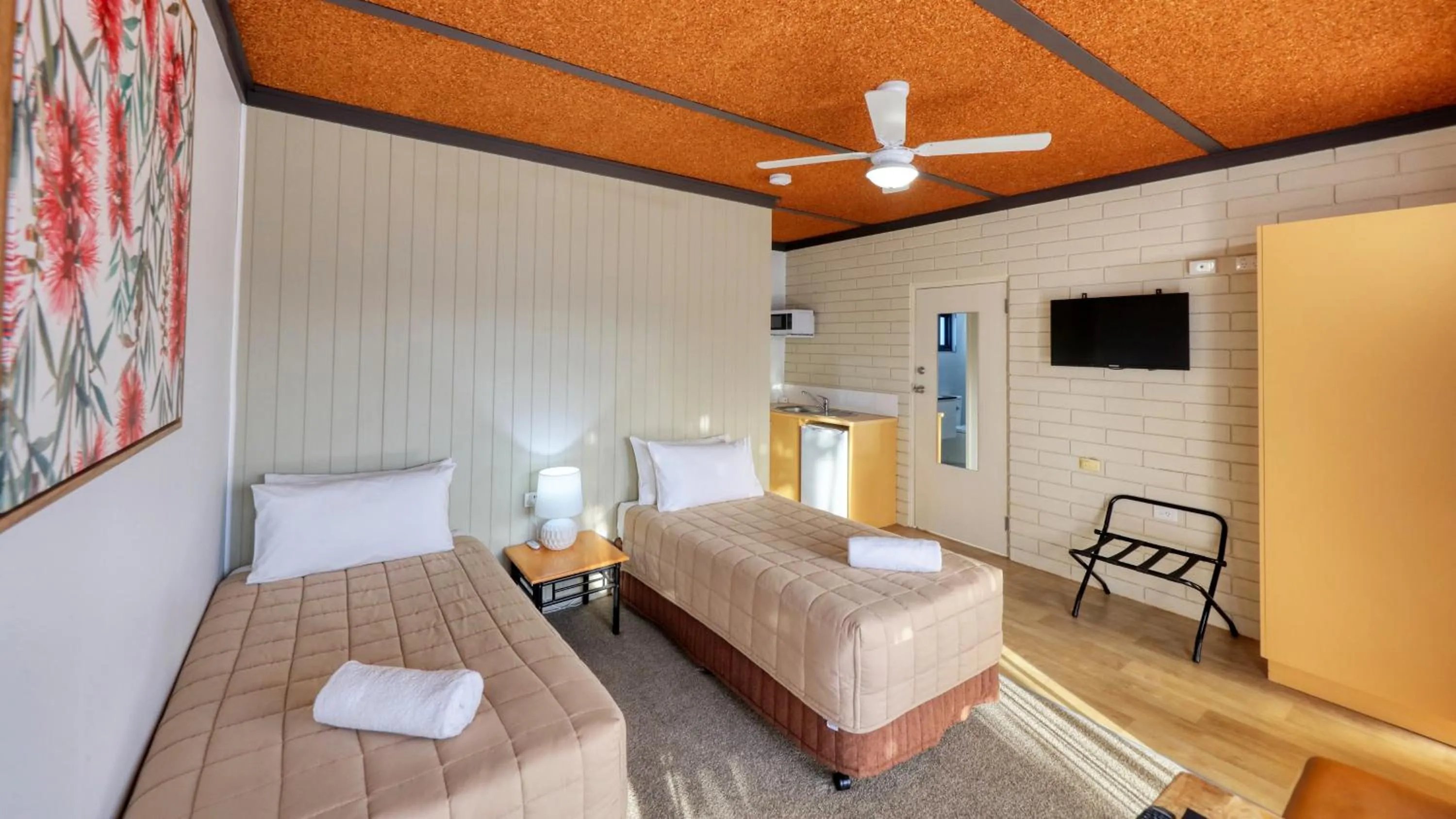 Bed in Motel Meneres