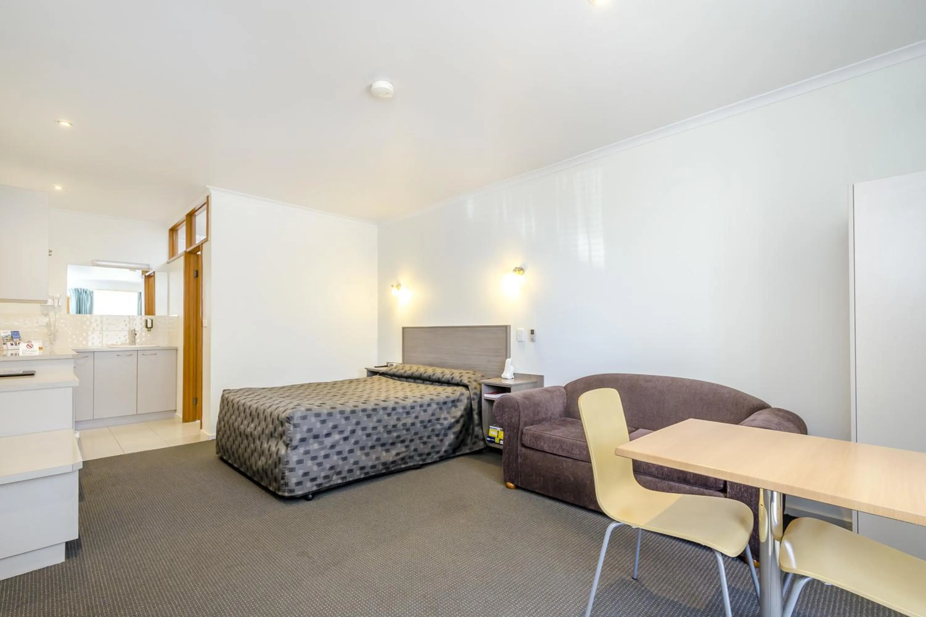 Kitchen or kitchenette in Werribee Motel and Apartments