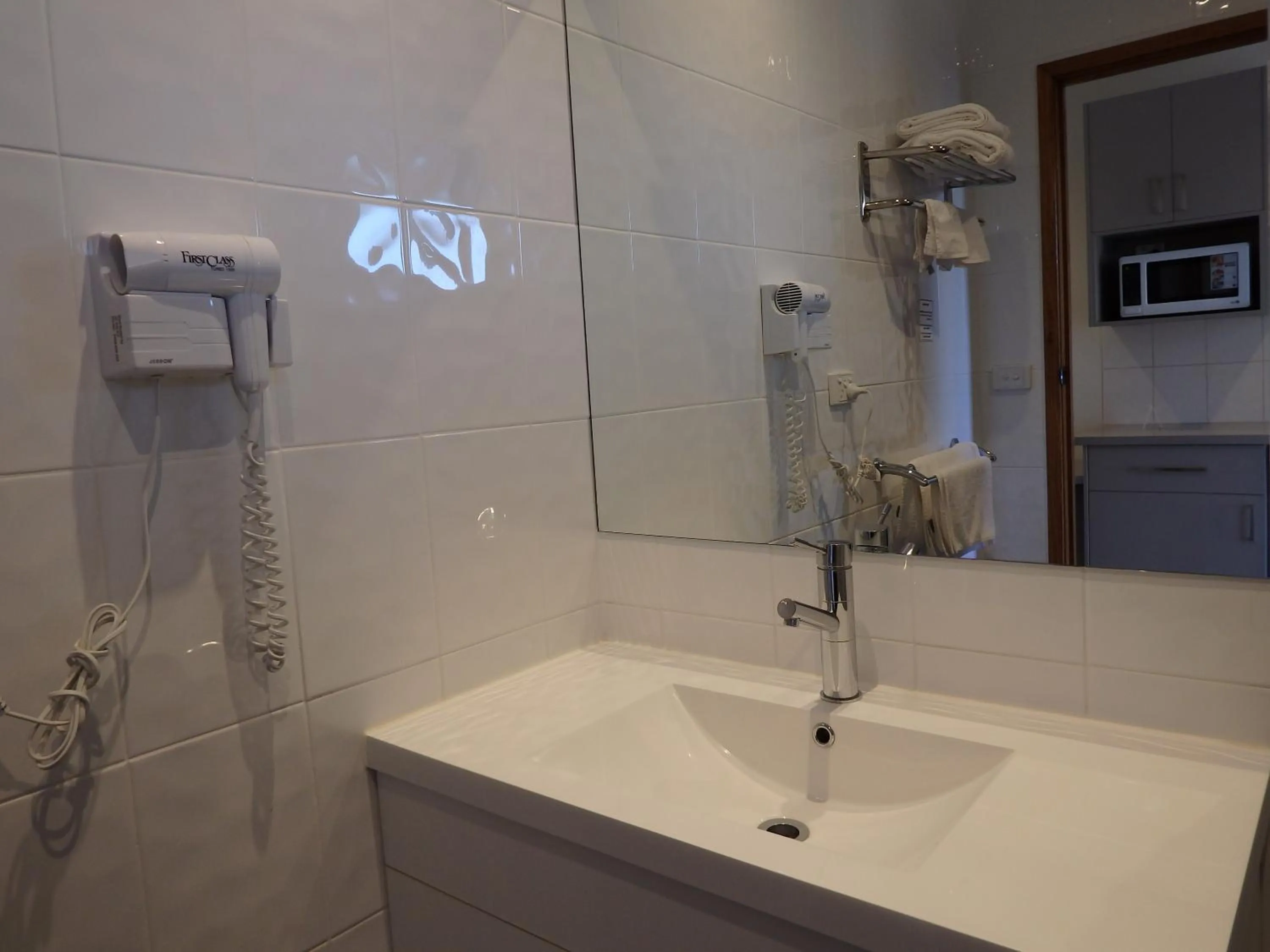 Bathroom in Werribee Motel and Apartments