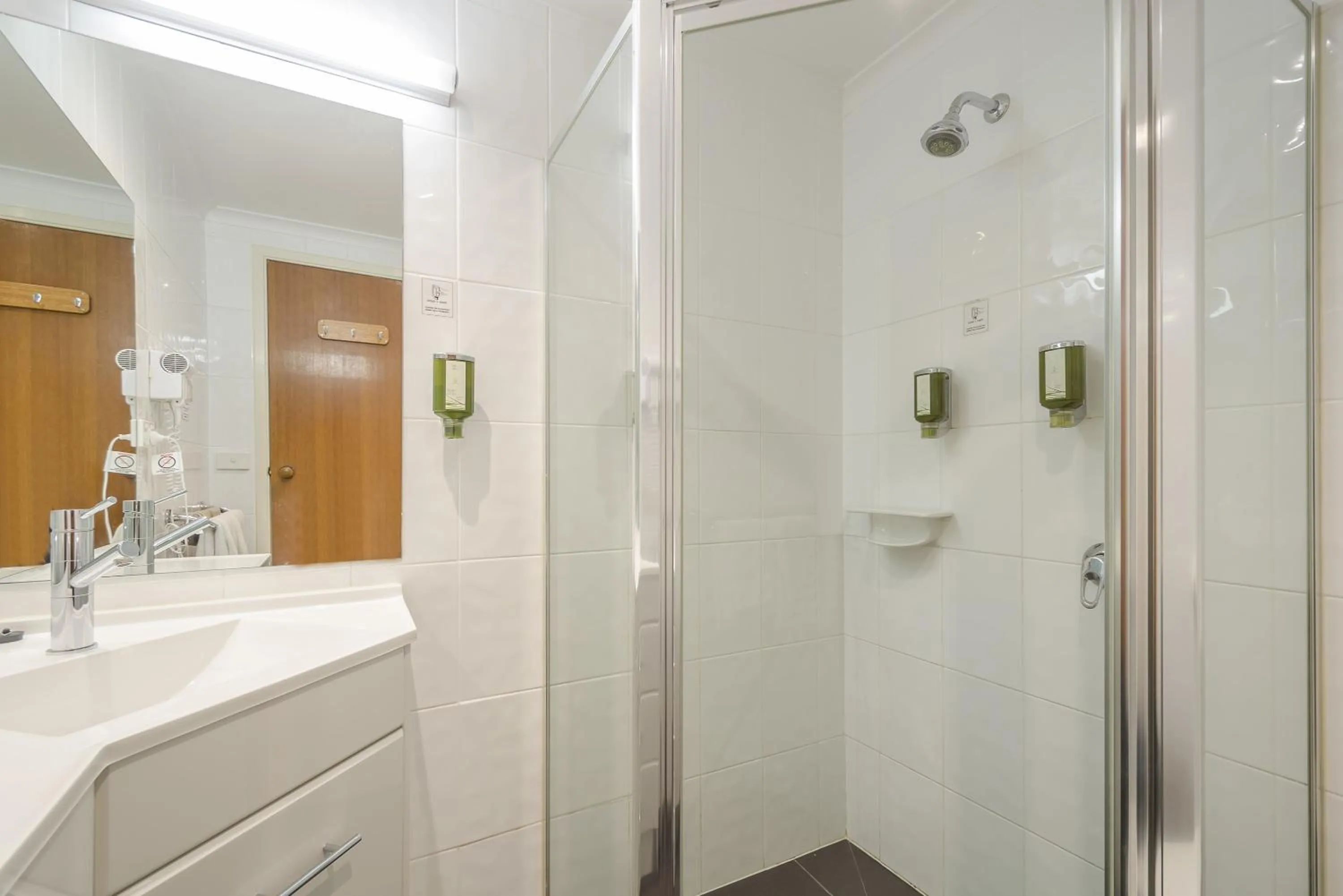 Shower in Werribee Motel and Apartments