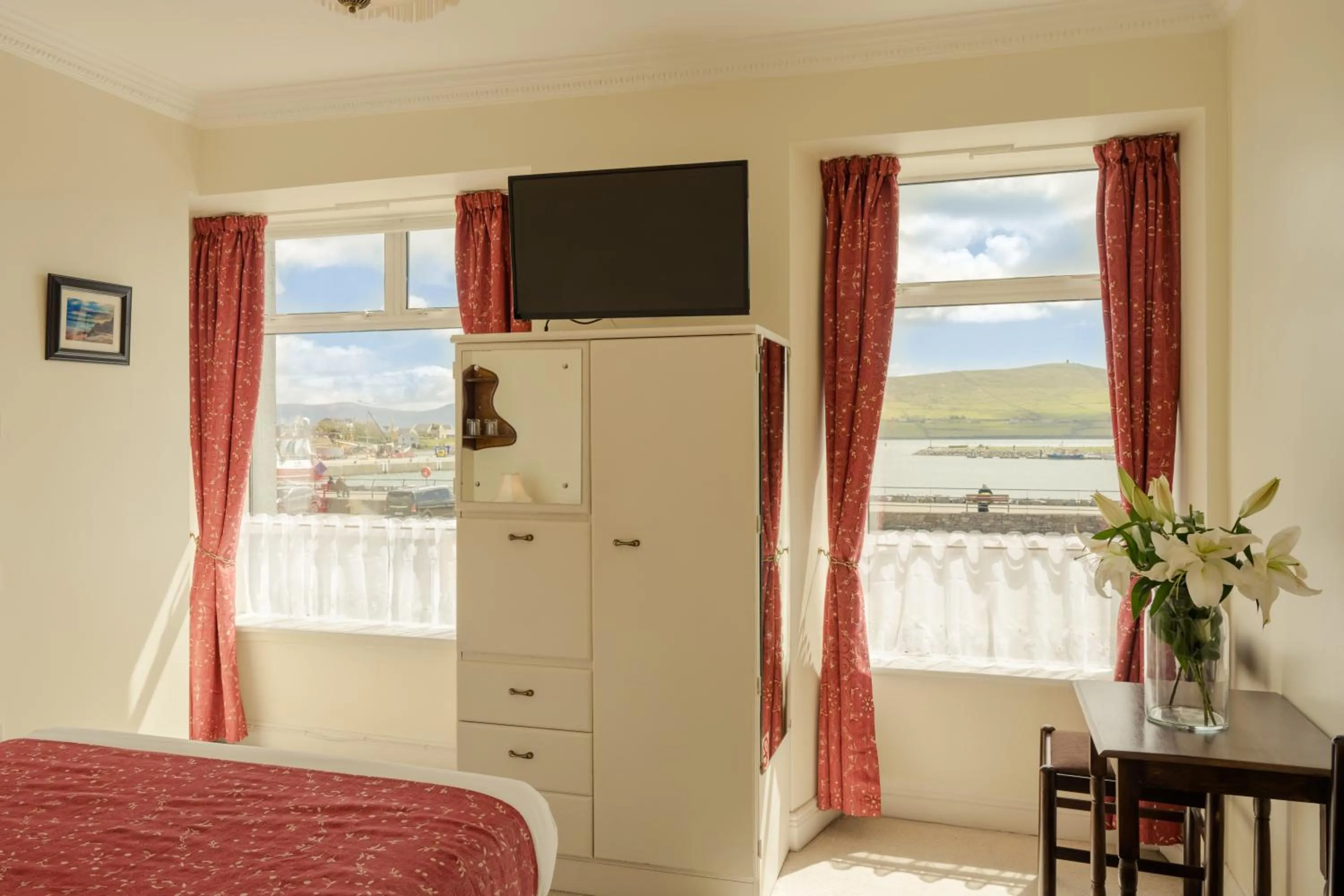 Bedroom, Bed in The Waterfront