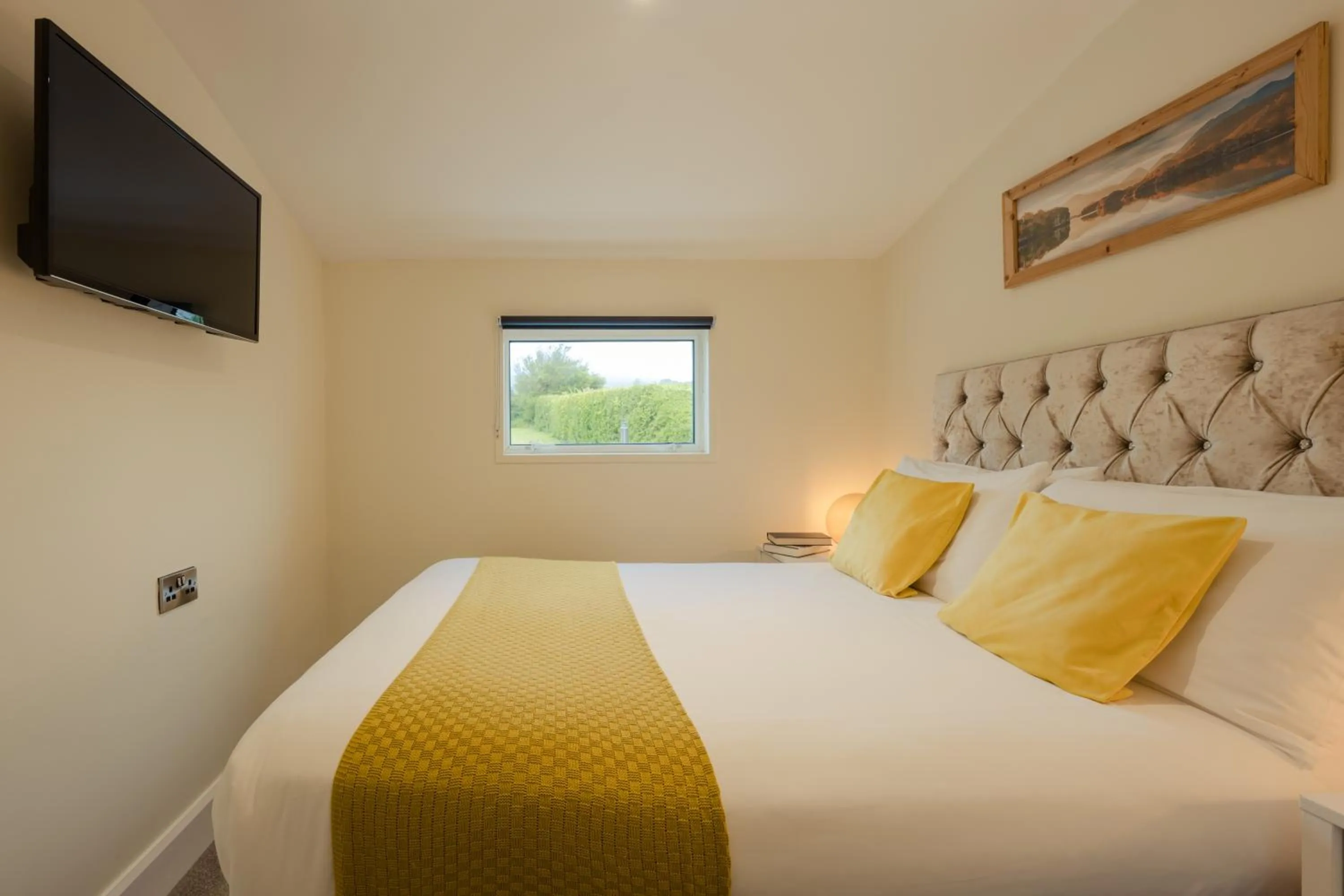 Bedroom, Bed in The Waterfront