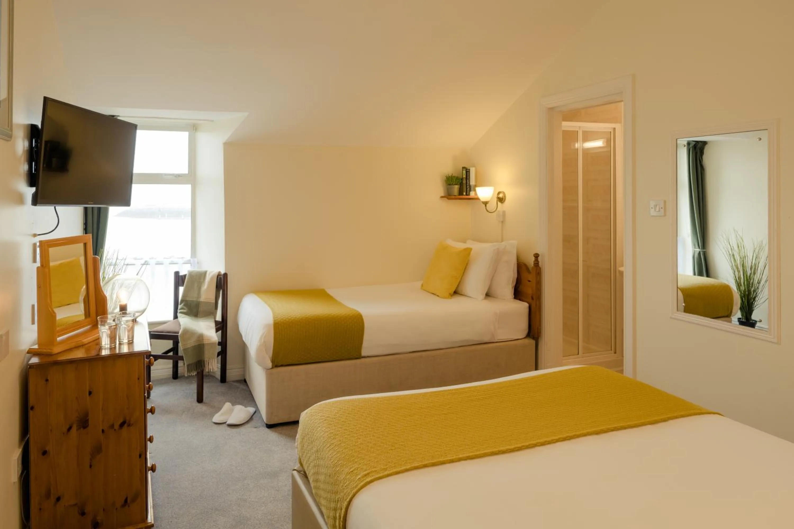 Bedroom, Bed in The Waterfront