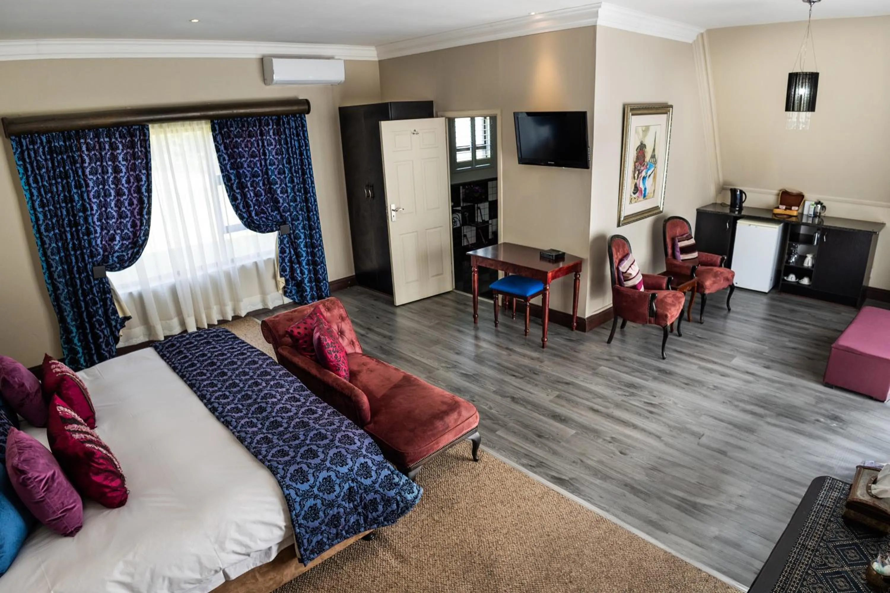 Photo of the whole room, Bed in Lavender Hill Country Estate and Wedding Venue