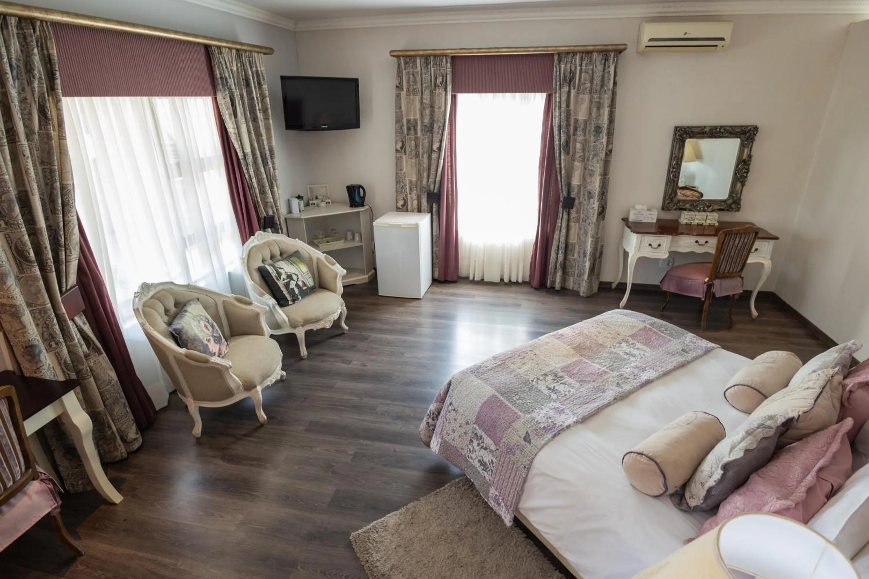 Bedroom, Bed in Lavender Hill Country Estate and Wedding Venue