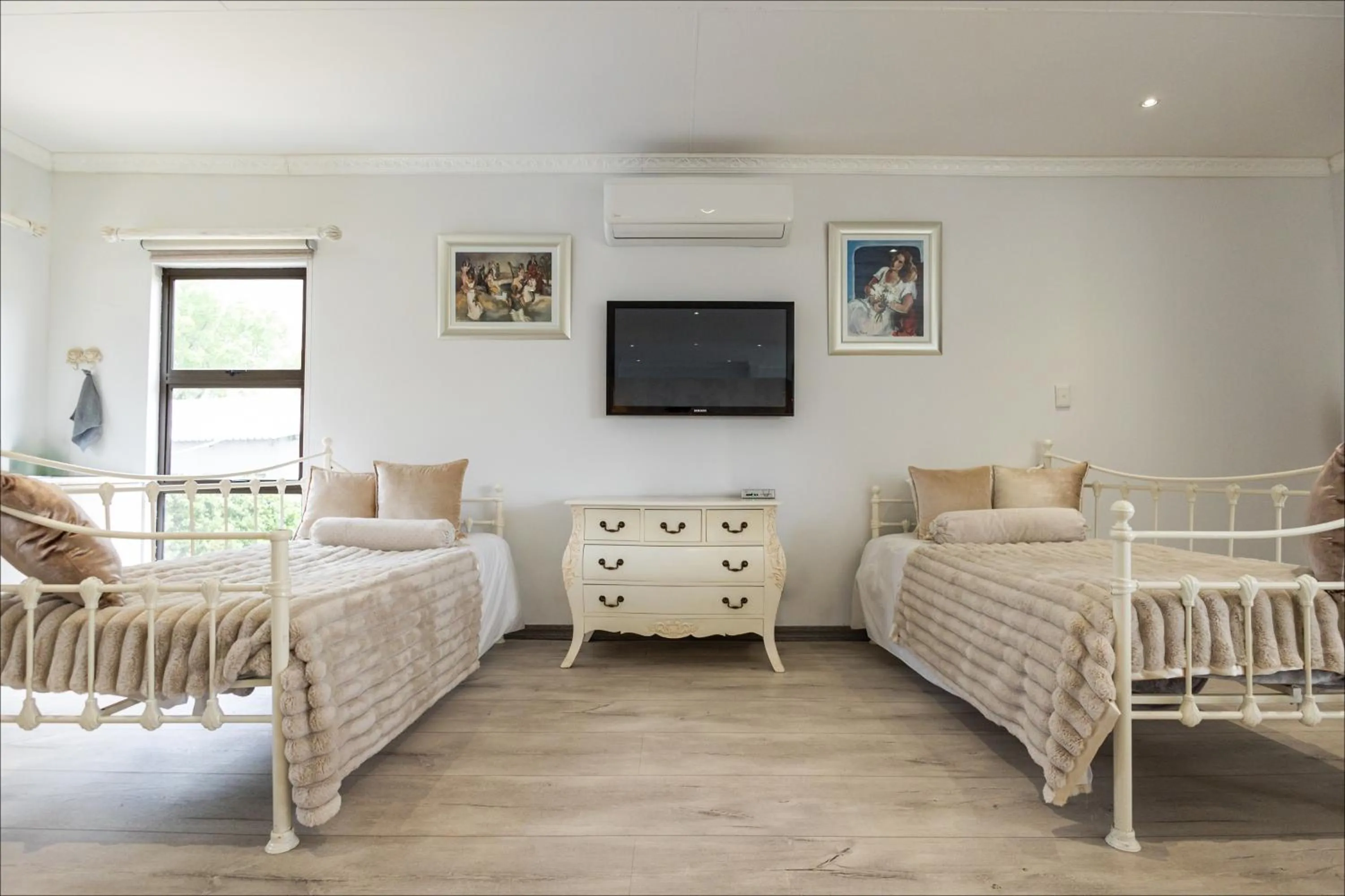 Bed in Lavender Hill Country Estate and Wedding Venue