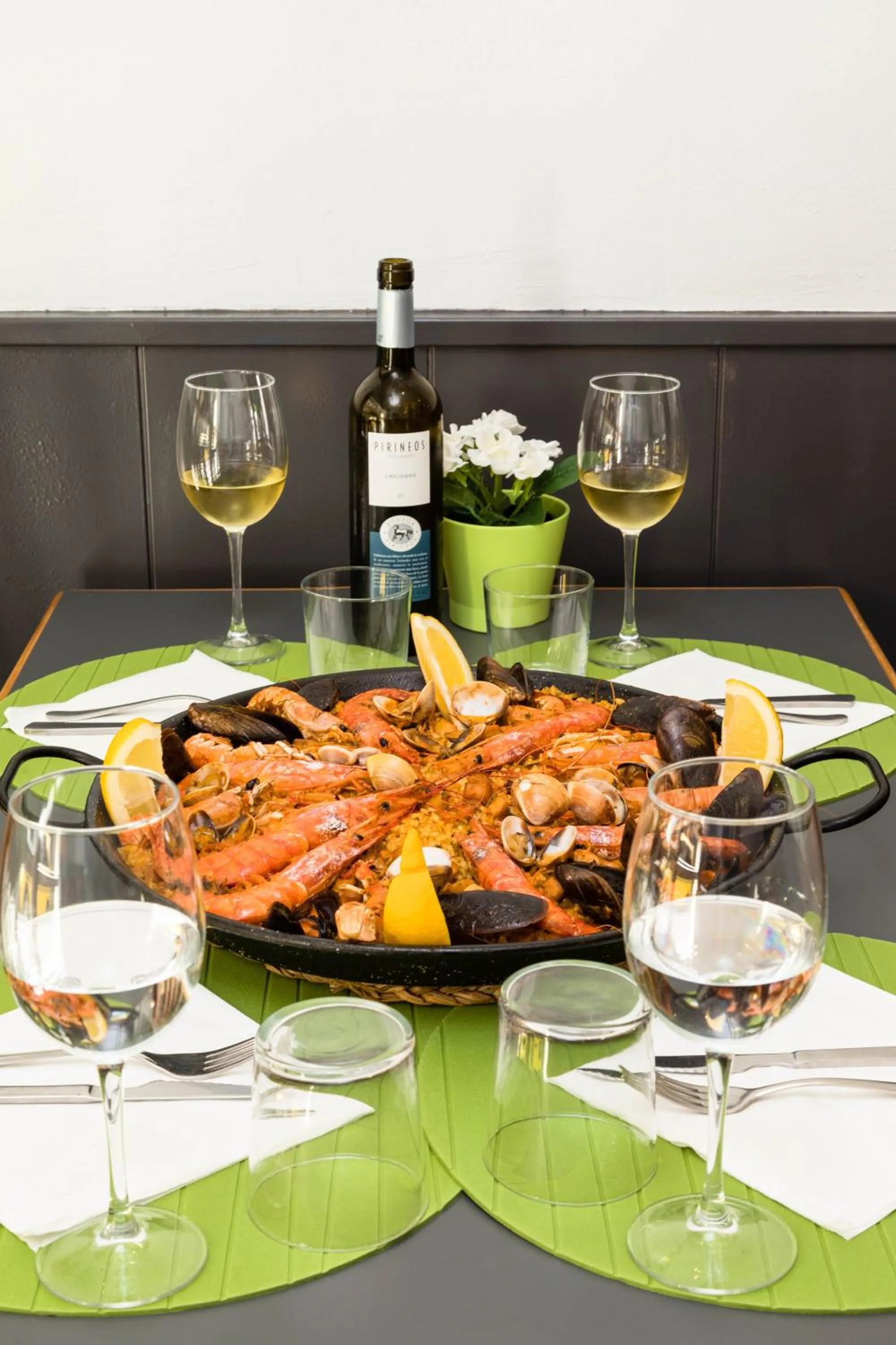 Restaurant/places to eat in Hostal Oliveta