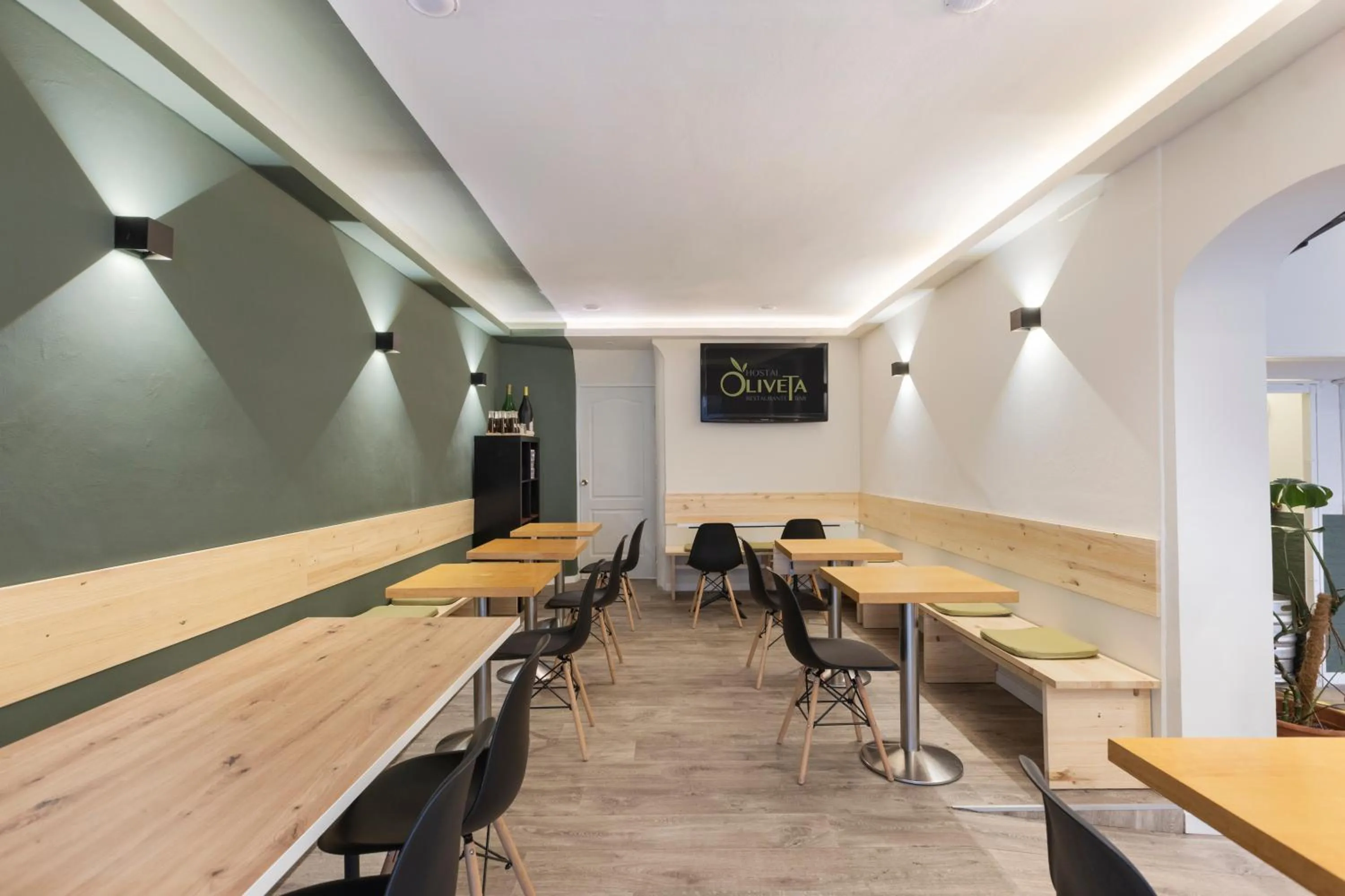 Restaurant/places to eat in Hostal Oliveta