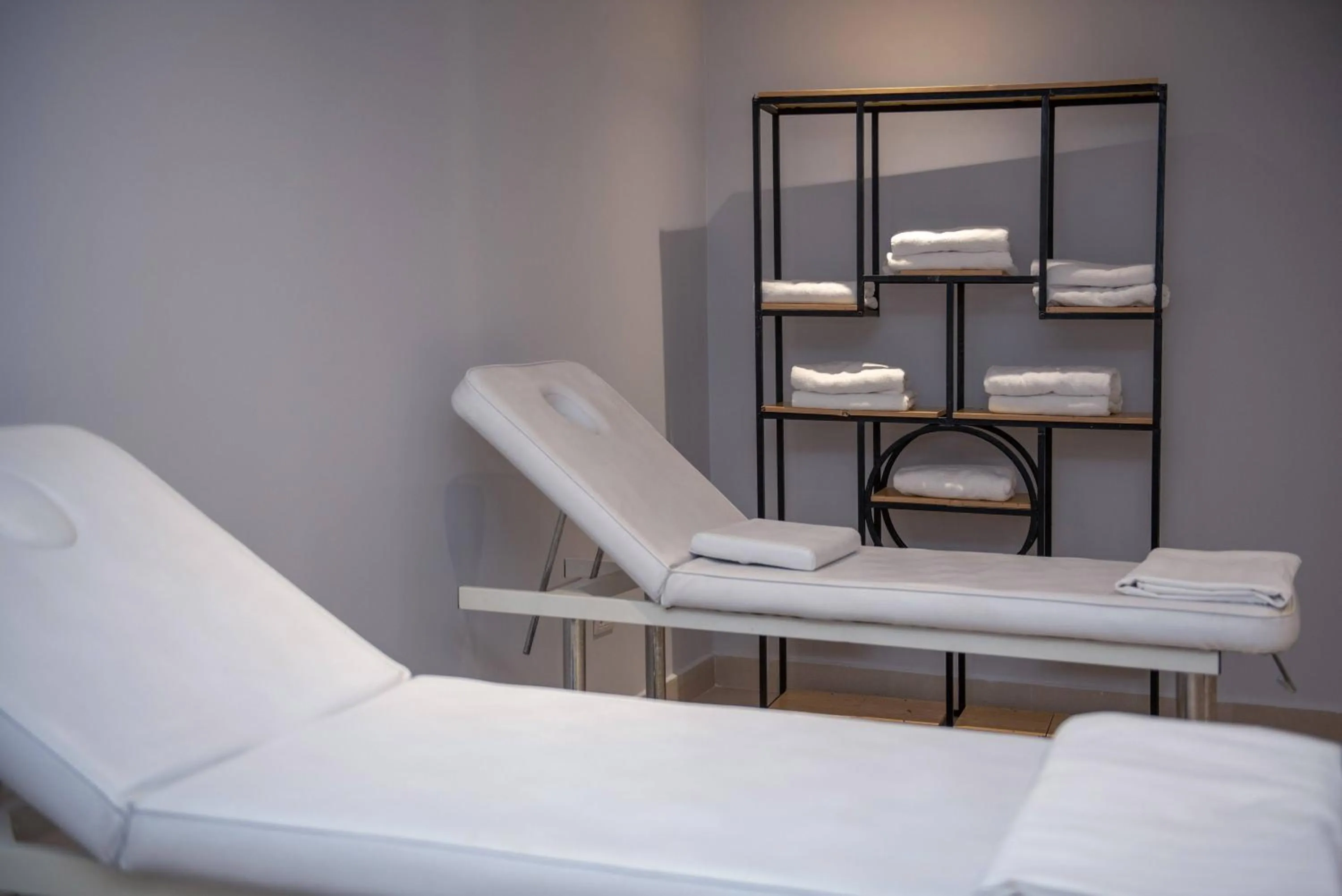 Bed in Shkodër Grand Hotel Europa Affiliated by Meliá