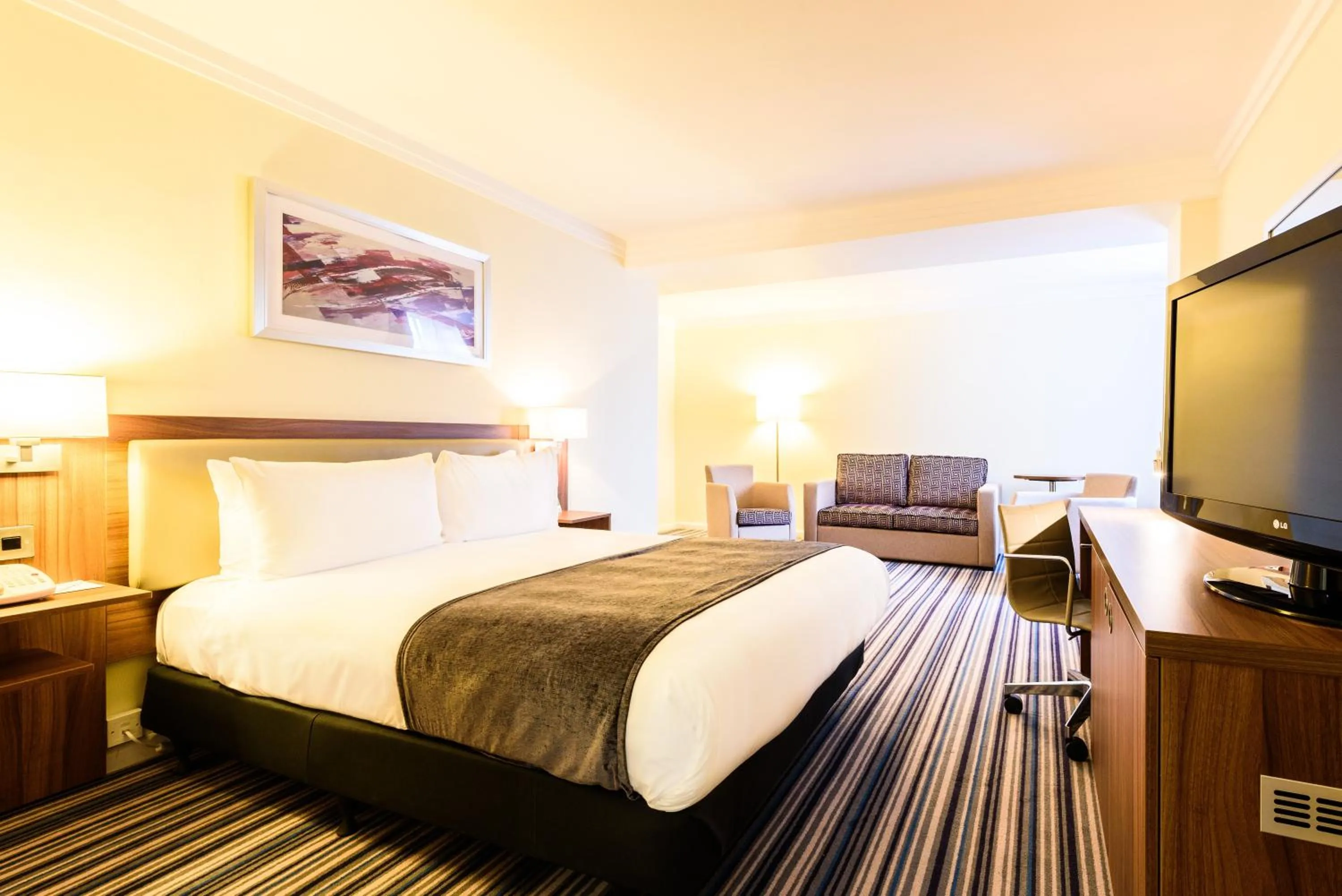 Photo of the whole room, Bed in Holiday Inn Portsmouth by IHG