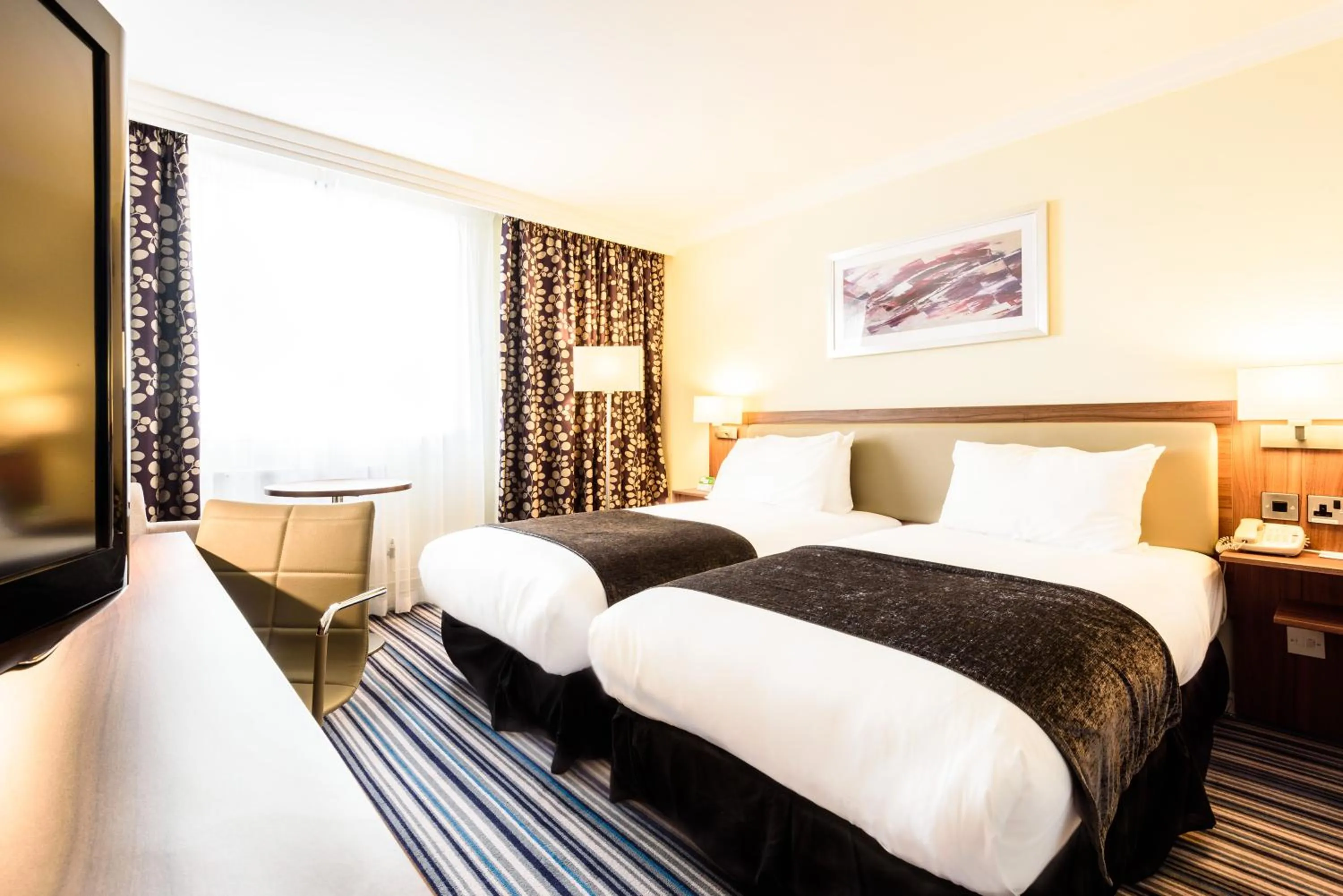 Bed in Holiday Inn Portsmouth by IHG