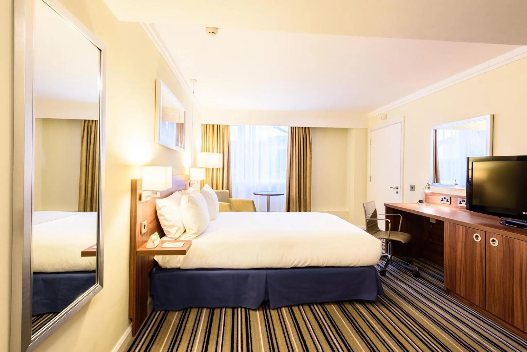 Photo of the whole room, Bed in Holiday Inn Portsmouth by IHG