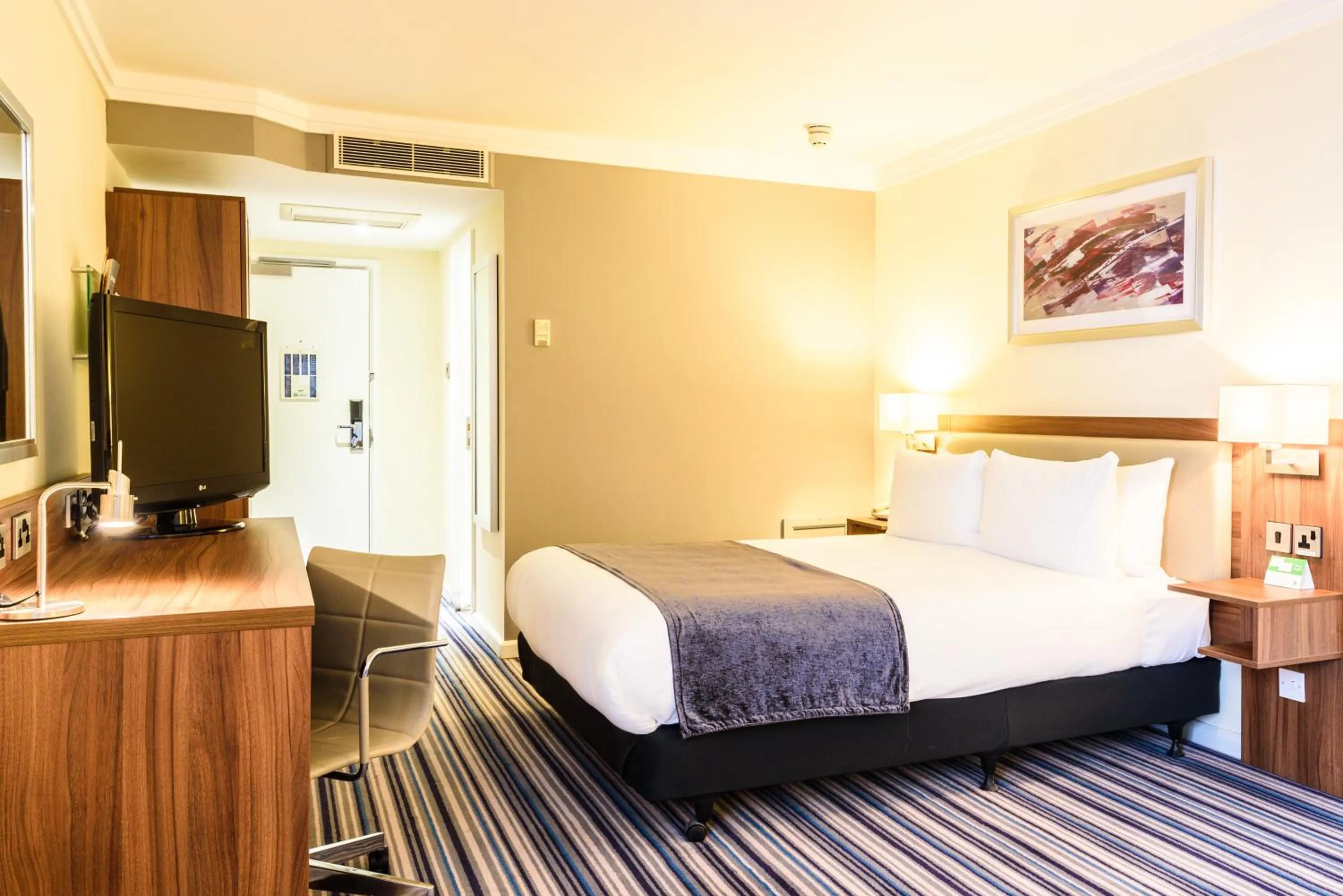 Bed in Holiday Inn Portsmouth by IHG