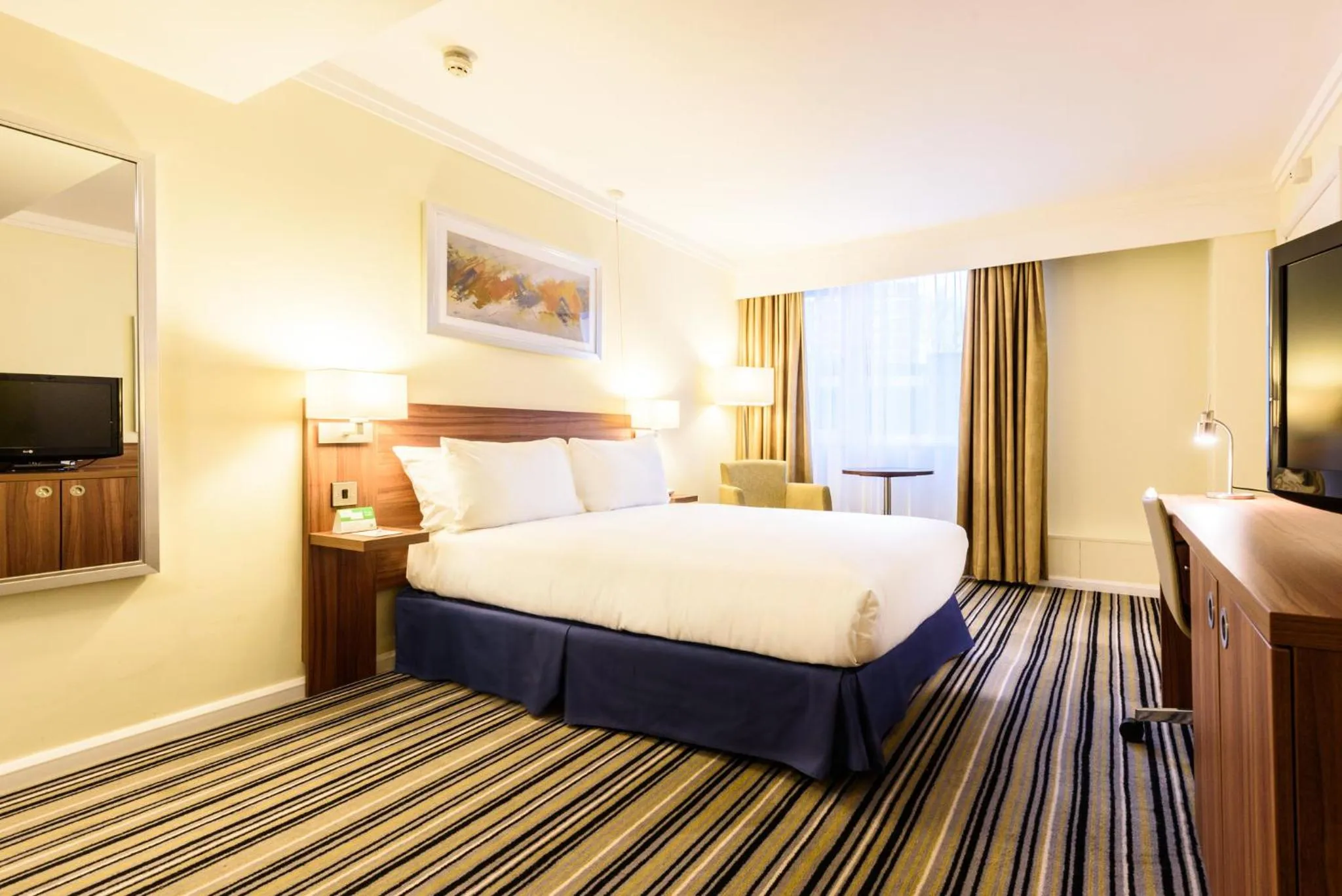 Photo of the whole room, Bed in Holiday Inn Portsmouth by IHG