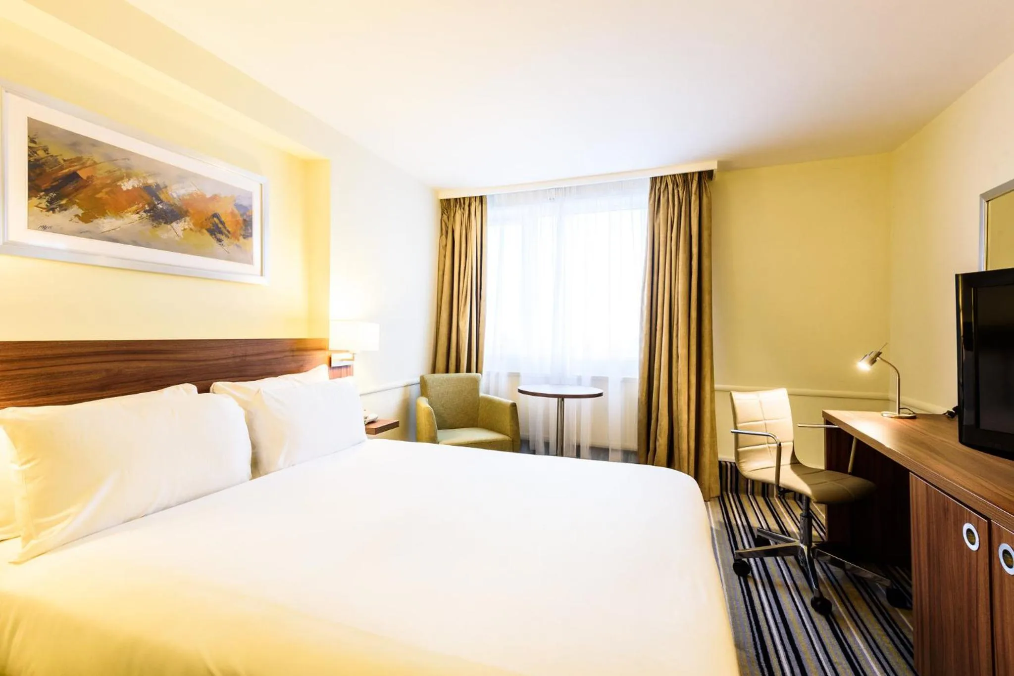 Photo of the whole room, Bed in Holiday Inn Portsmouth by IHG