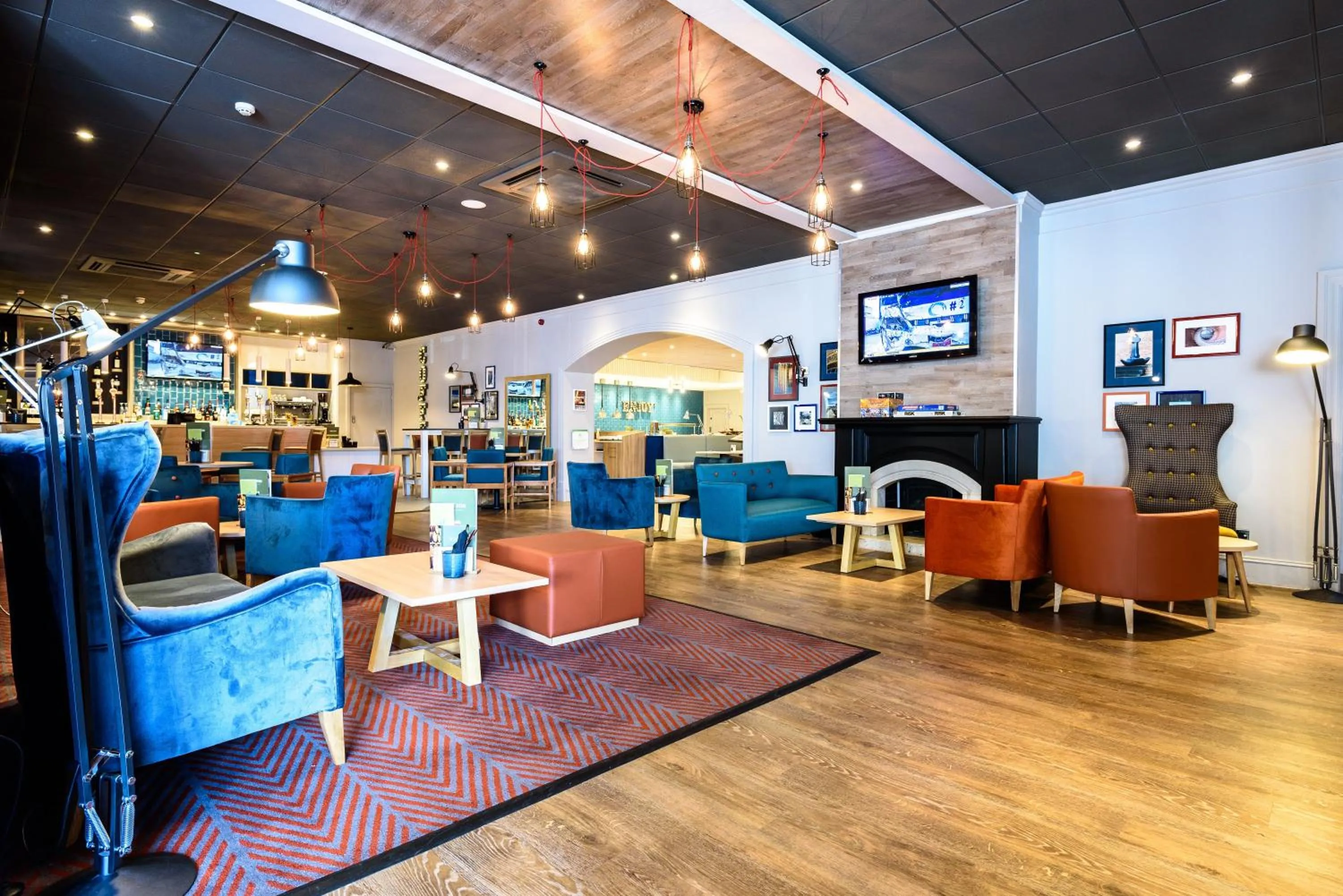 Lounge or bar in Holiday Inn Portsmouth by IHG