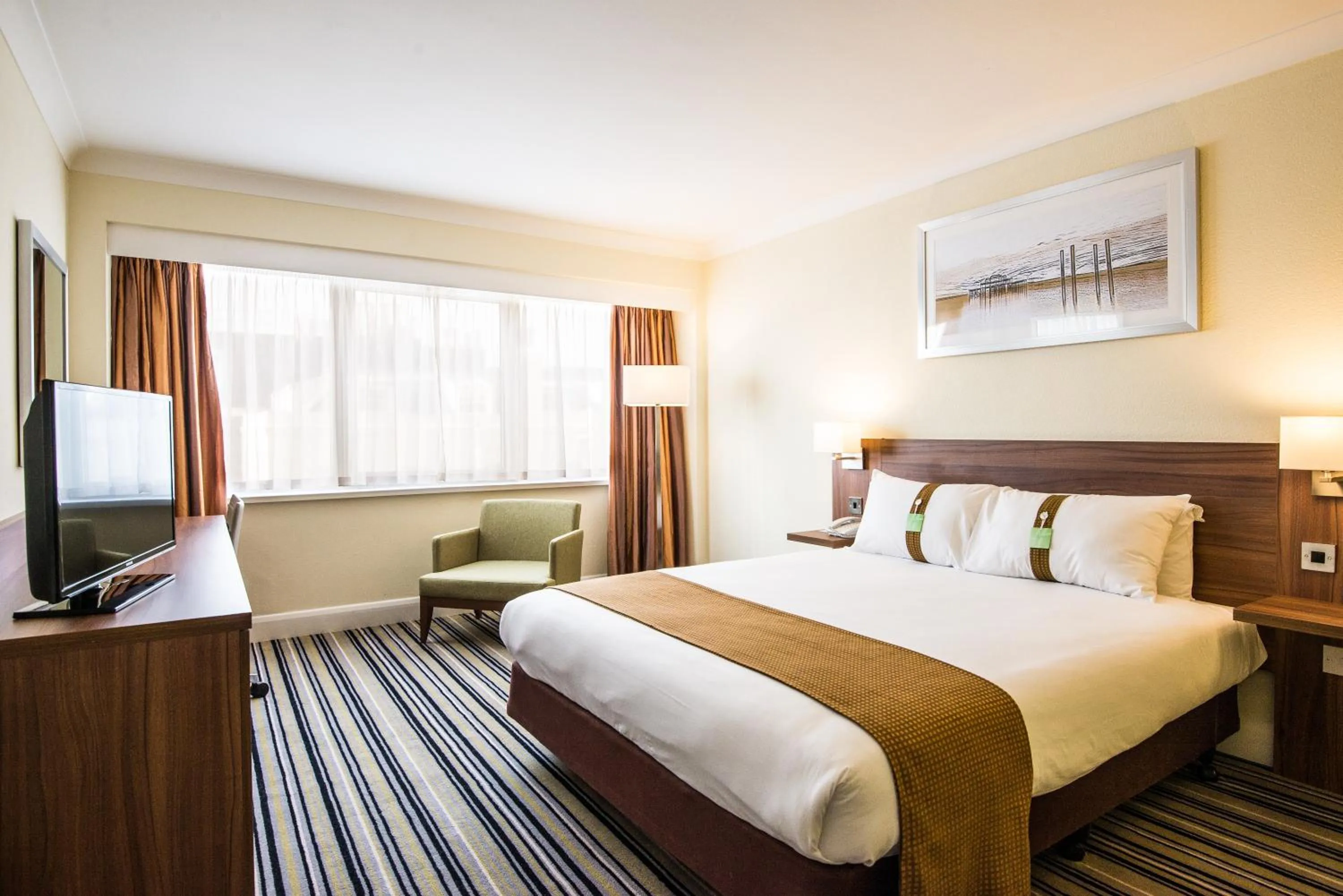 Bed in Holiday Inn Portsmouth by IHG