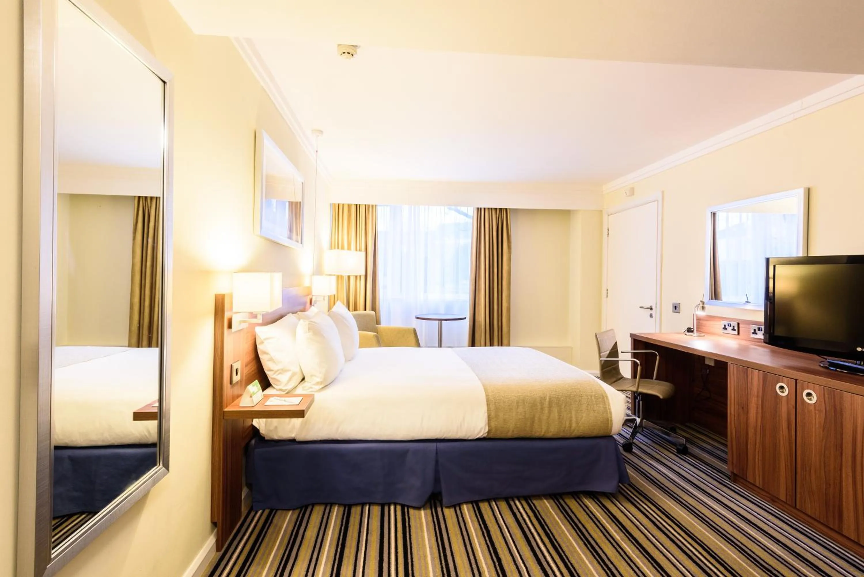 Bed in Holiday Inn Portsmouth by IHG