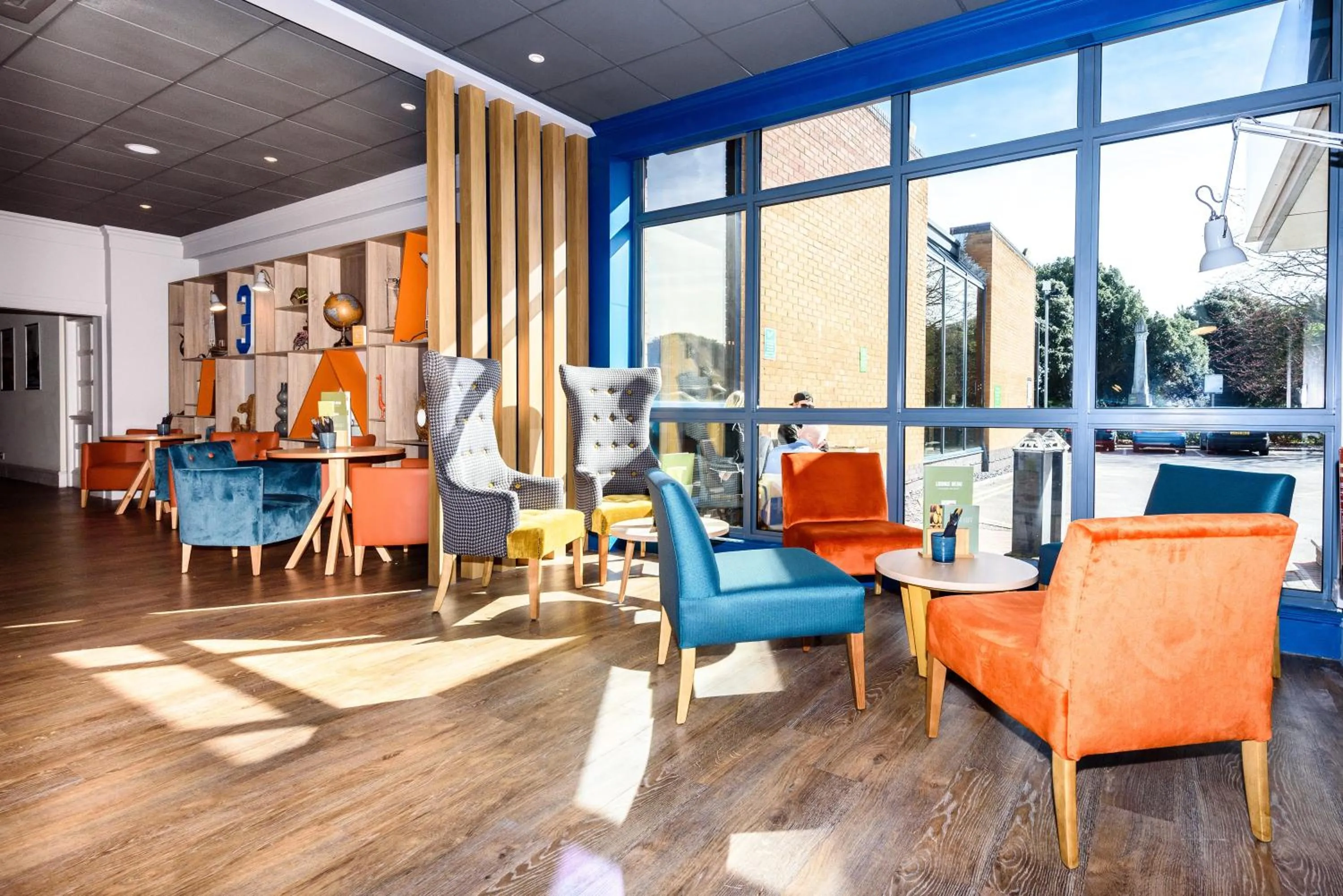 Lounge or bar in Holiday Inn Portsmouth by IHG