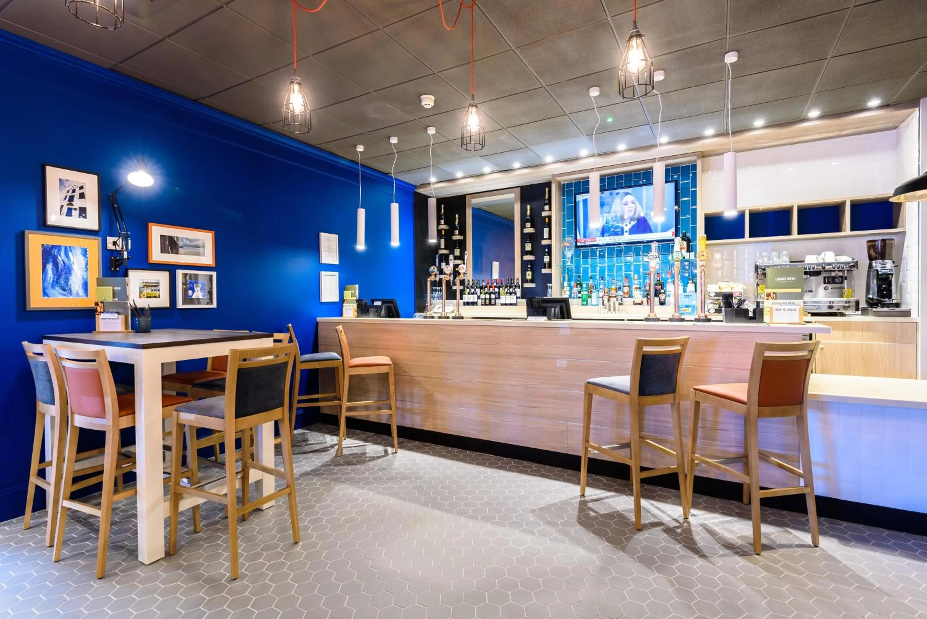 Lounge or bar in Holiday Inn Portsmouth by IHG