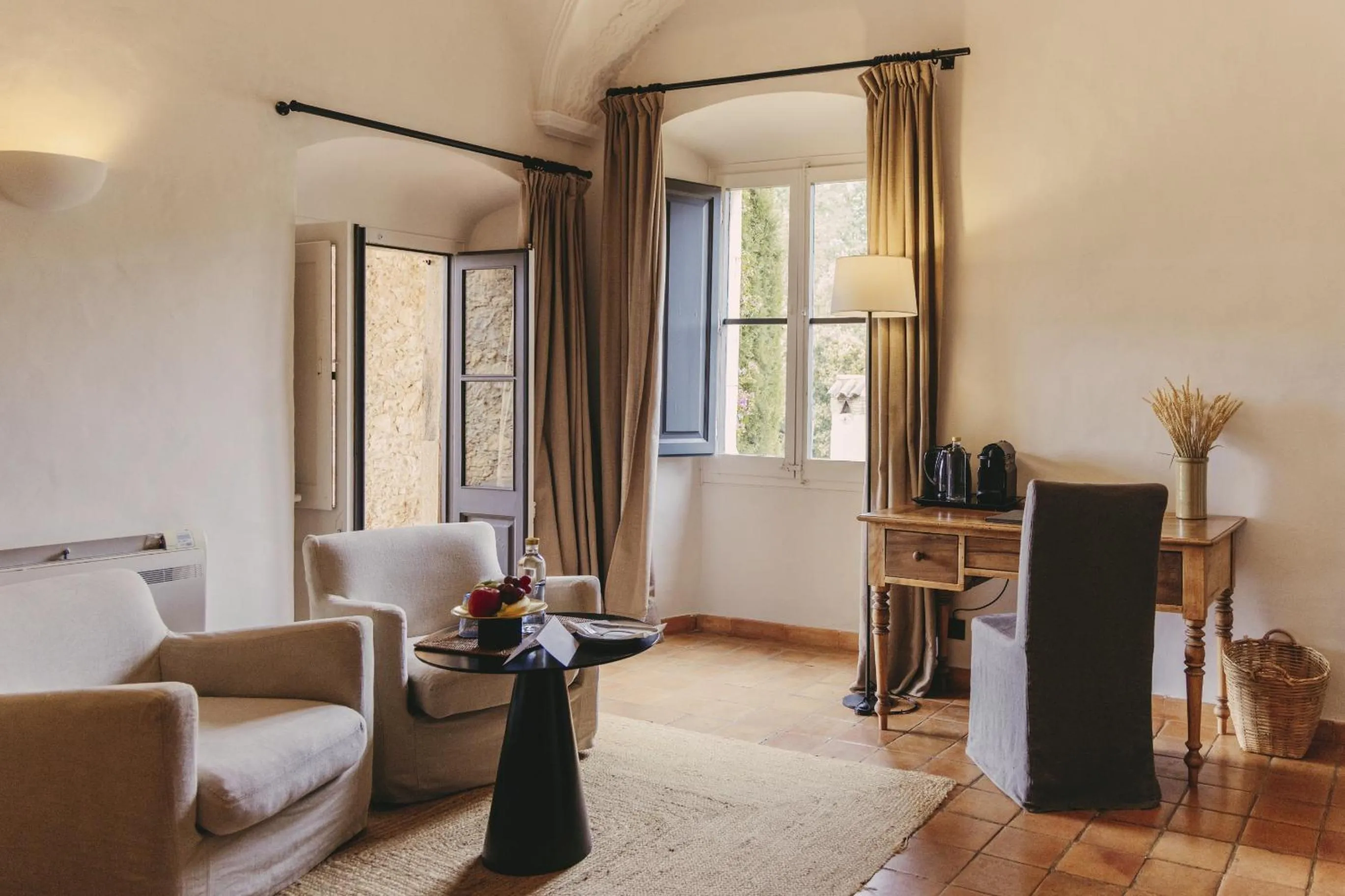 Photo of the whole room in Mas de Torrent Hotel & Spa, Relais & Châteaux