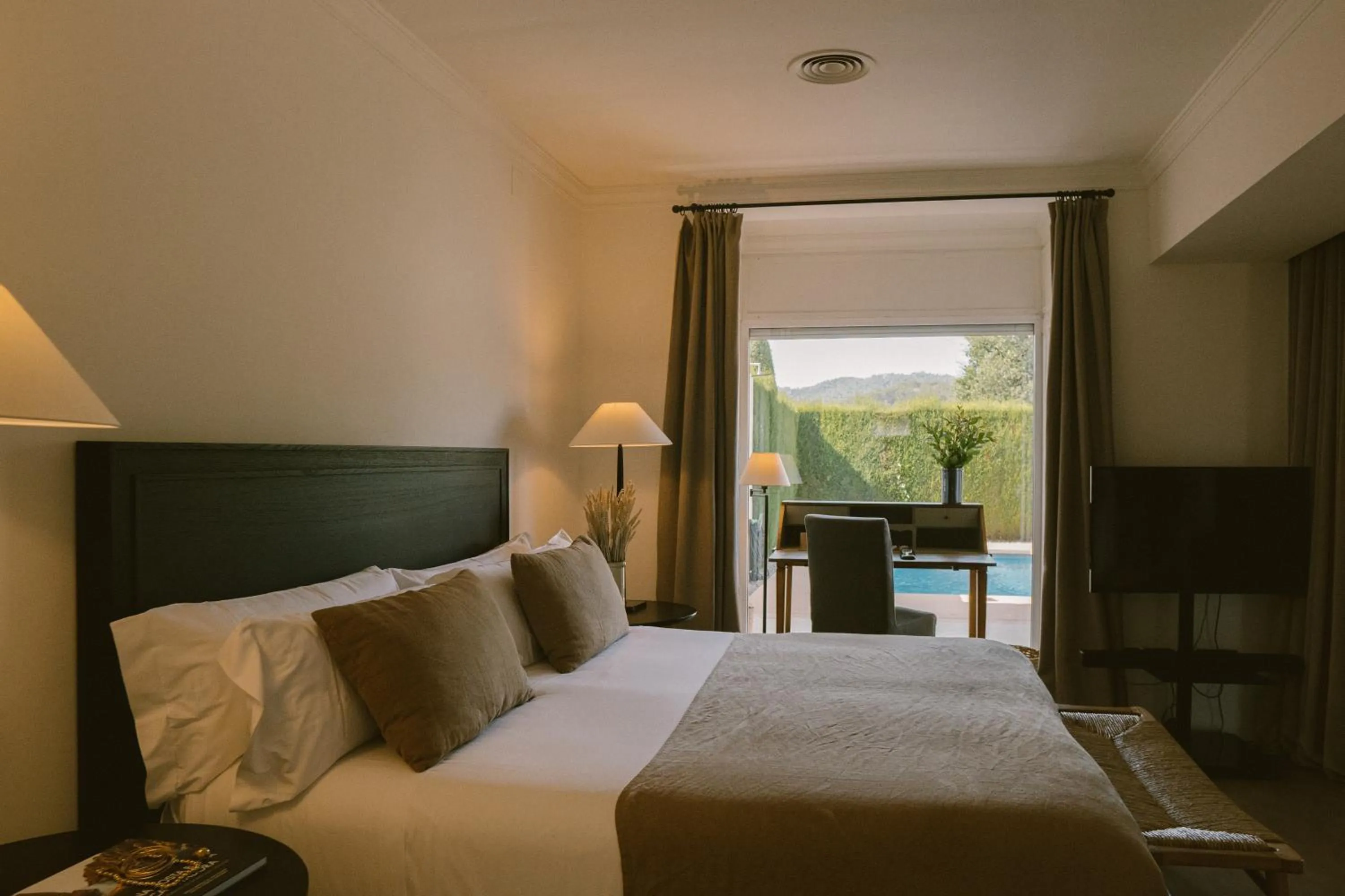 Photo of the whole room, Bed in Mas de Torrent Hotel & Spa, Relais & Châteaux