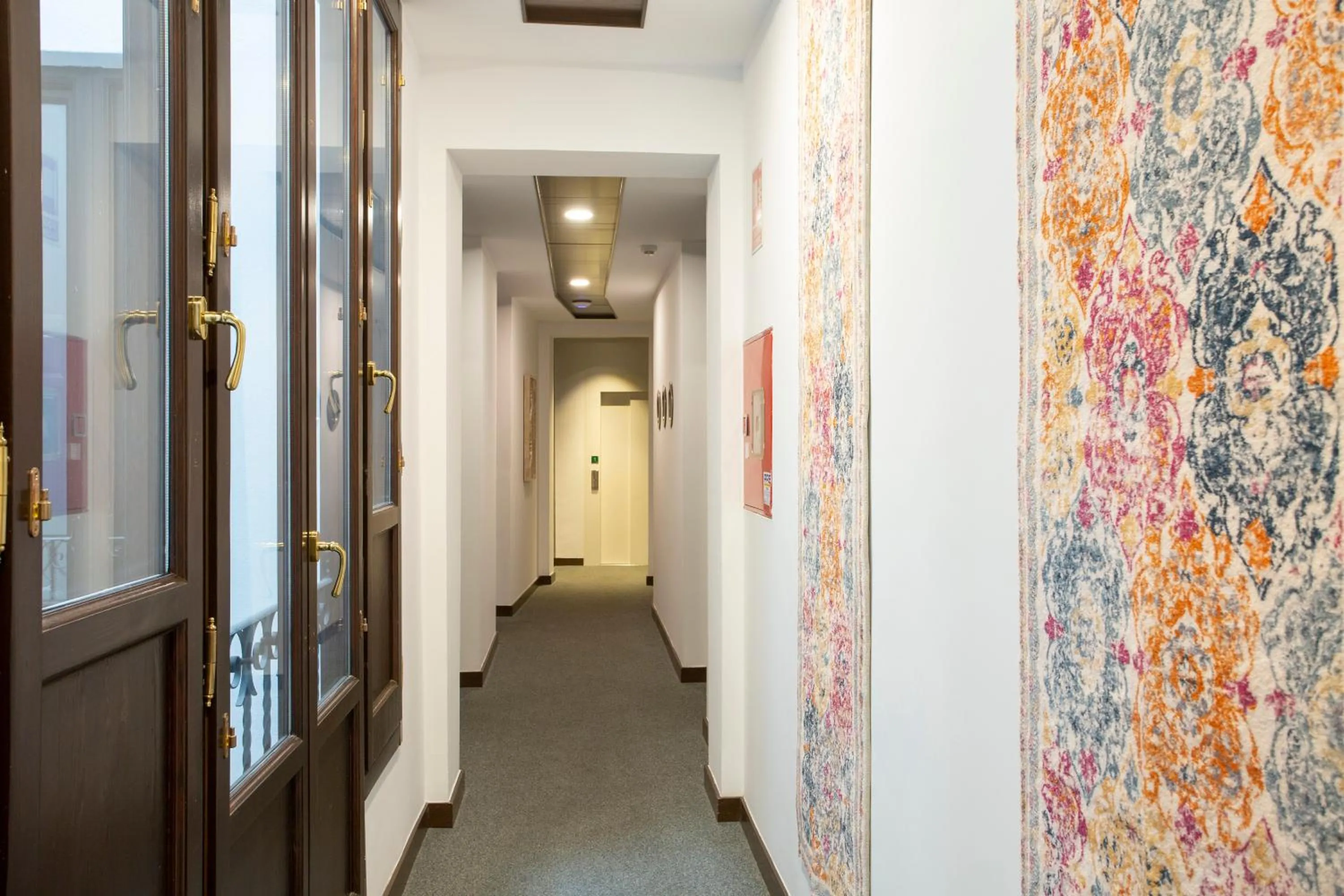 Photo of the whole room in Casual Ilbira Granada