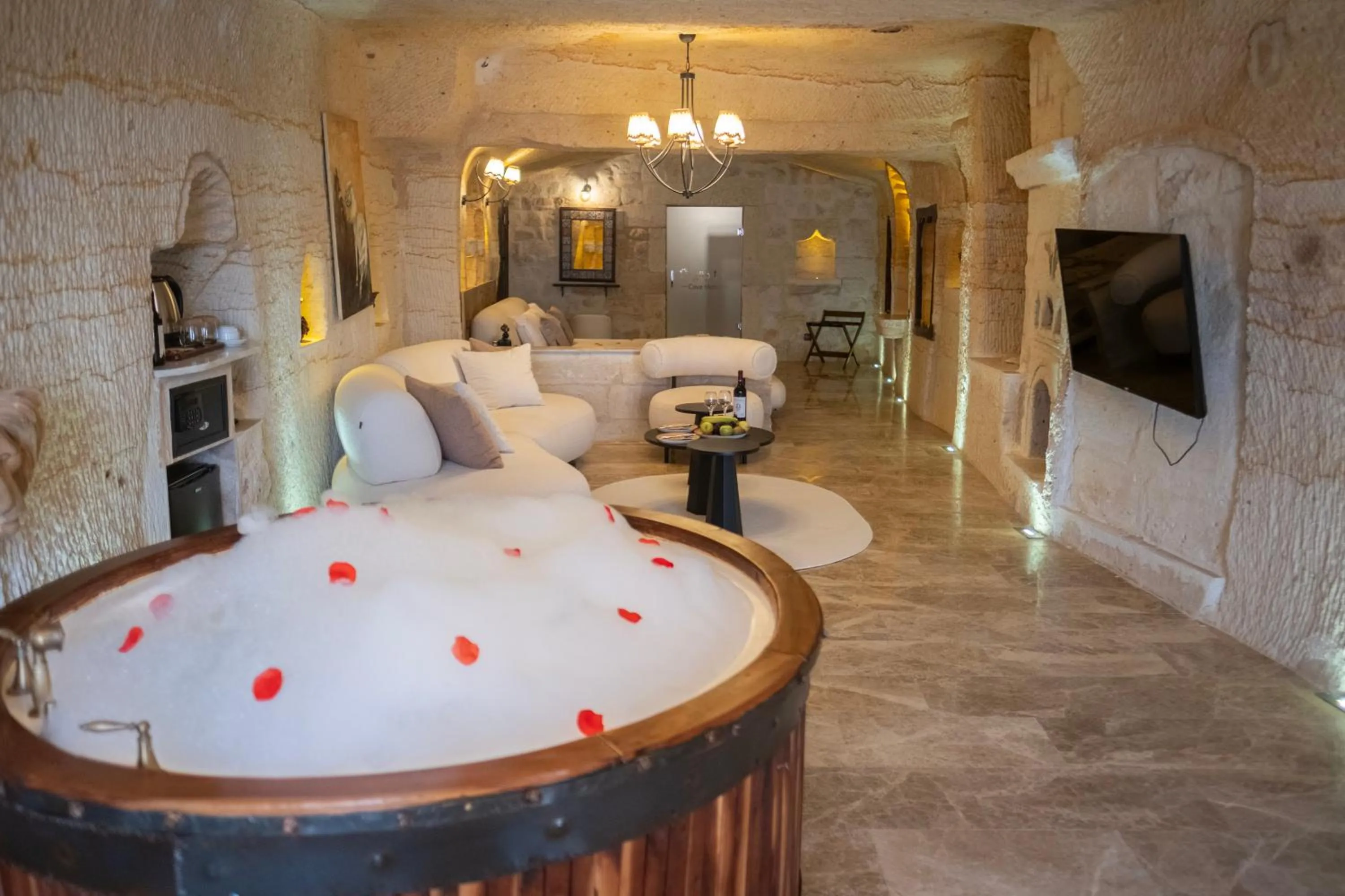 Communal lounge/ TV room in Urgup Evi Cave Hotel