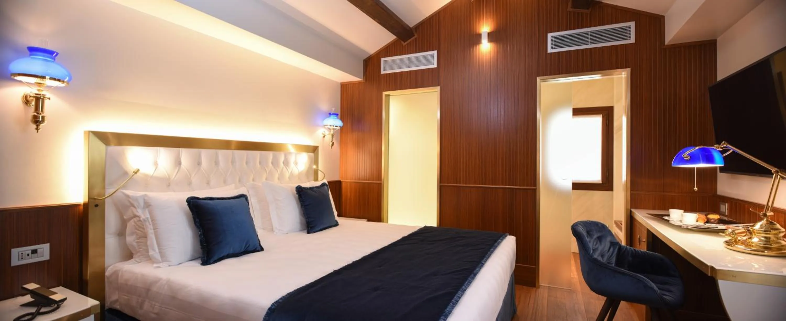 Photo of the whole room, Bed in Santa Croce Boutique Hotel