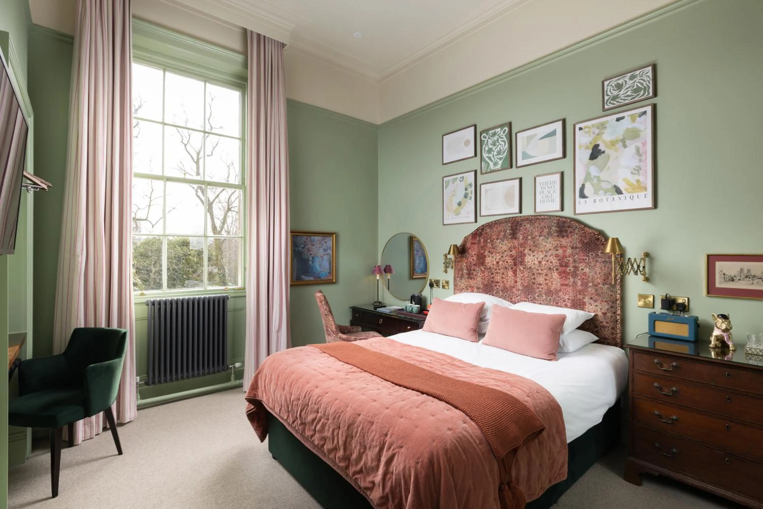 Bed in The Churchill Hotel