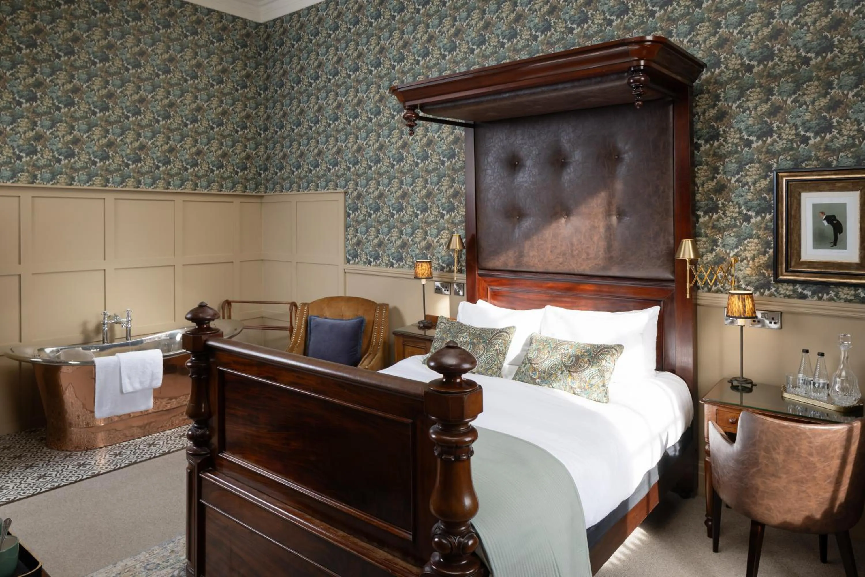 Bath, Bed in The Churchill Hotel