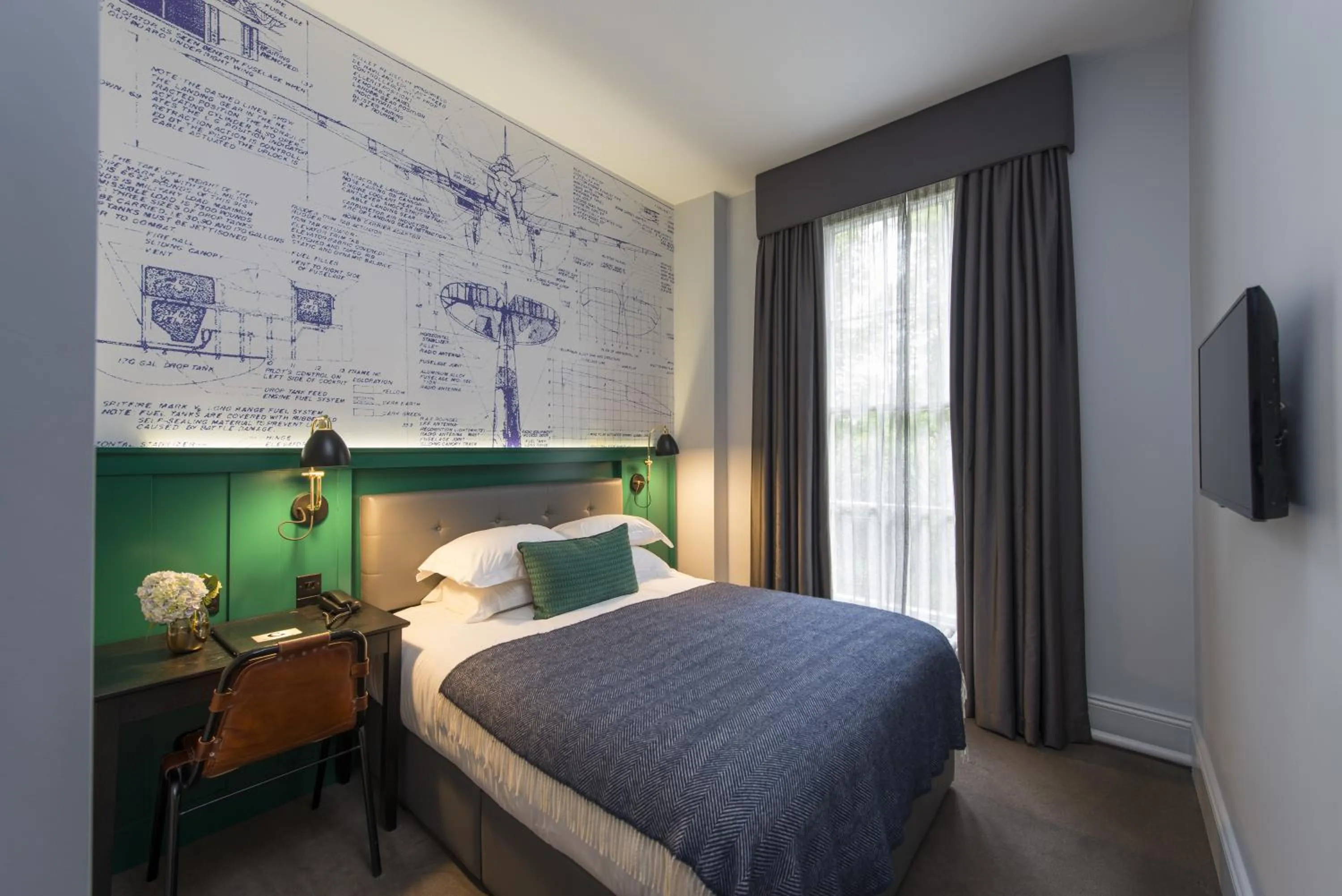 TV and multimedia, Bed in The Churchill Hotel