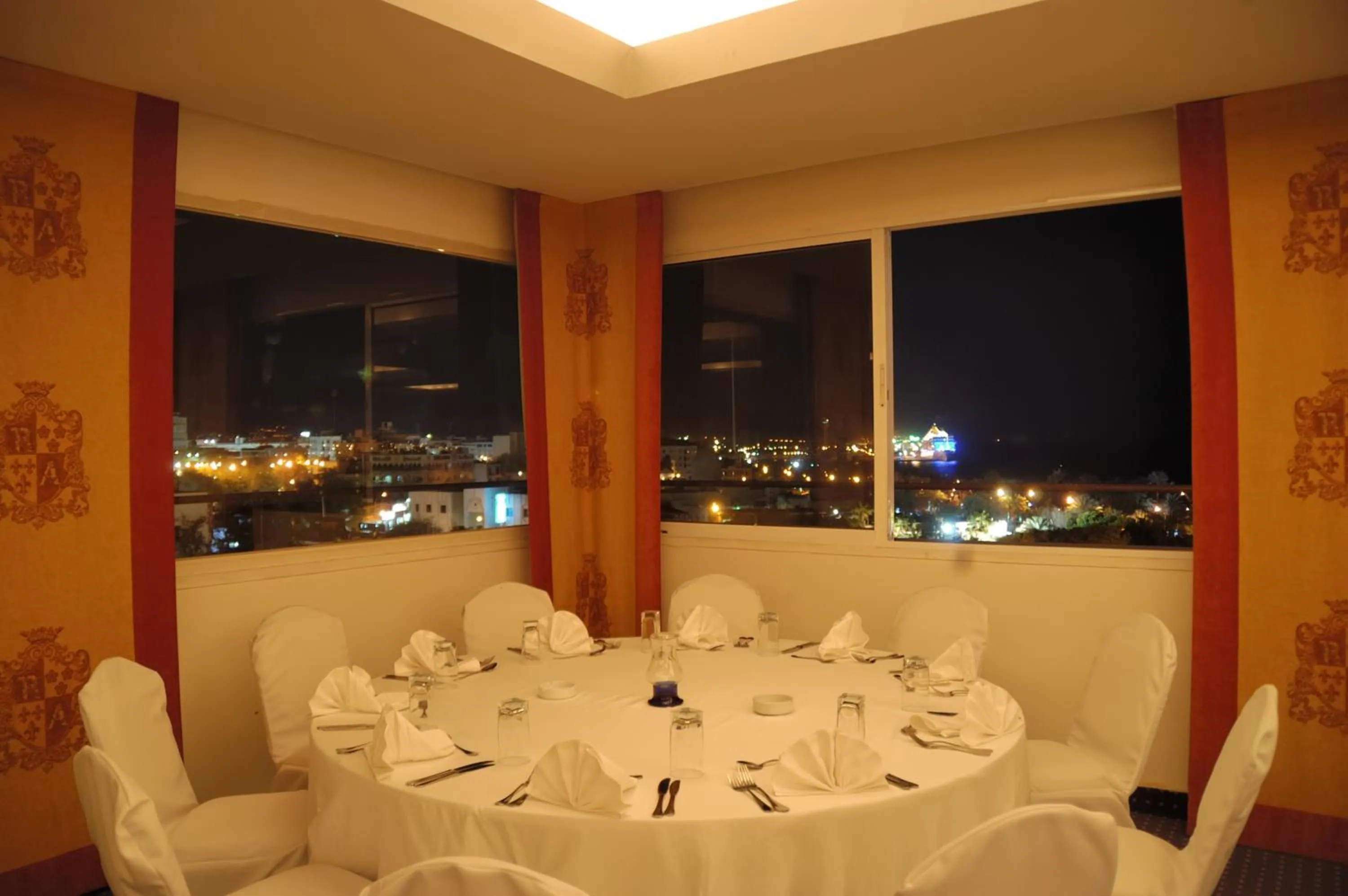 Restaurant/places to eat in Mina Hotel