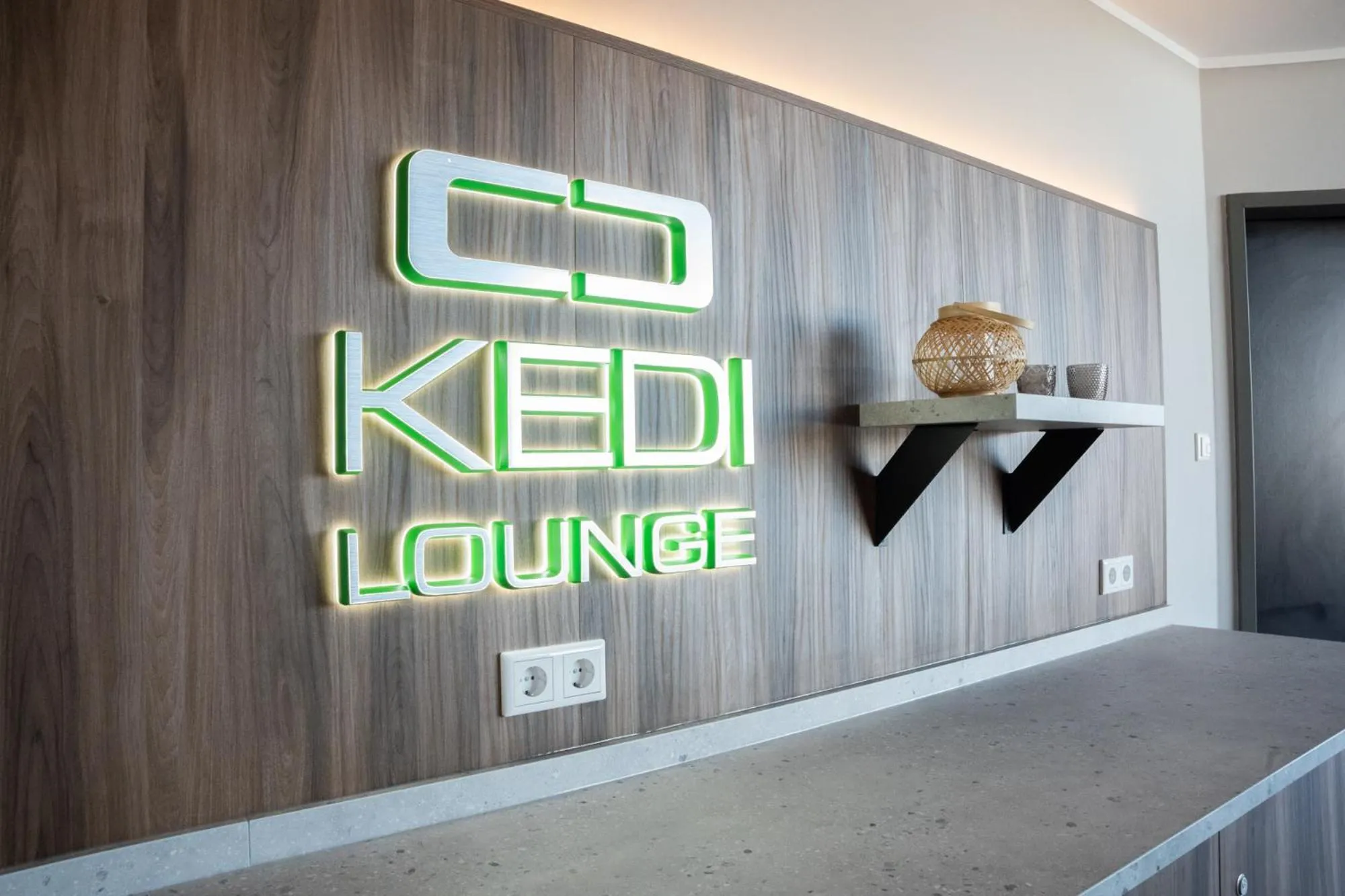 Communal lounge/ TV room in Kedi Hotel Papenburg