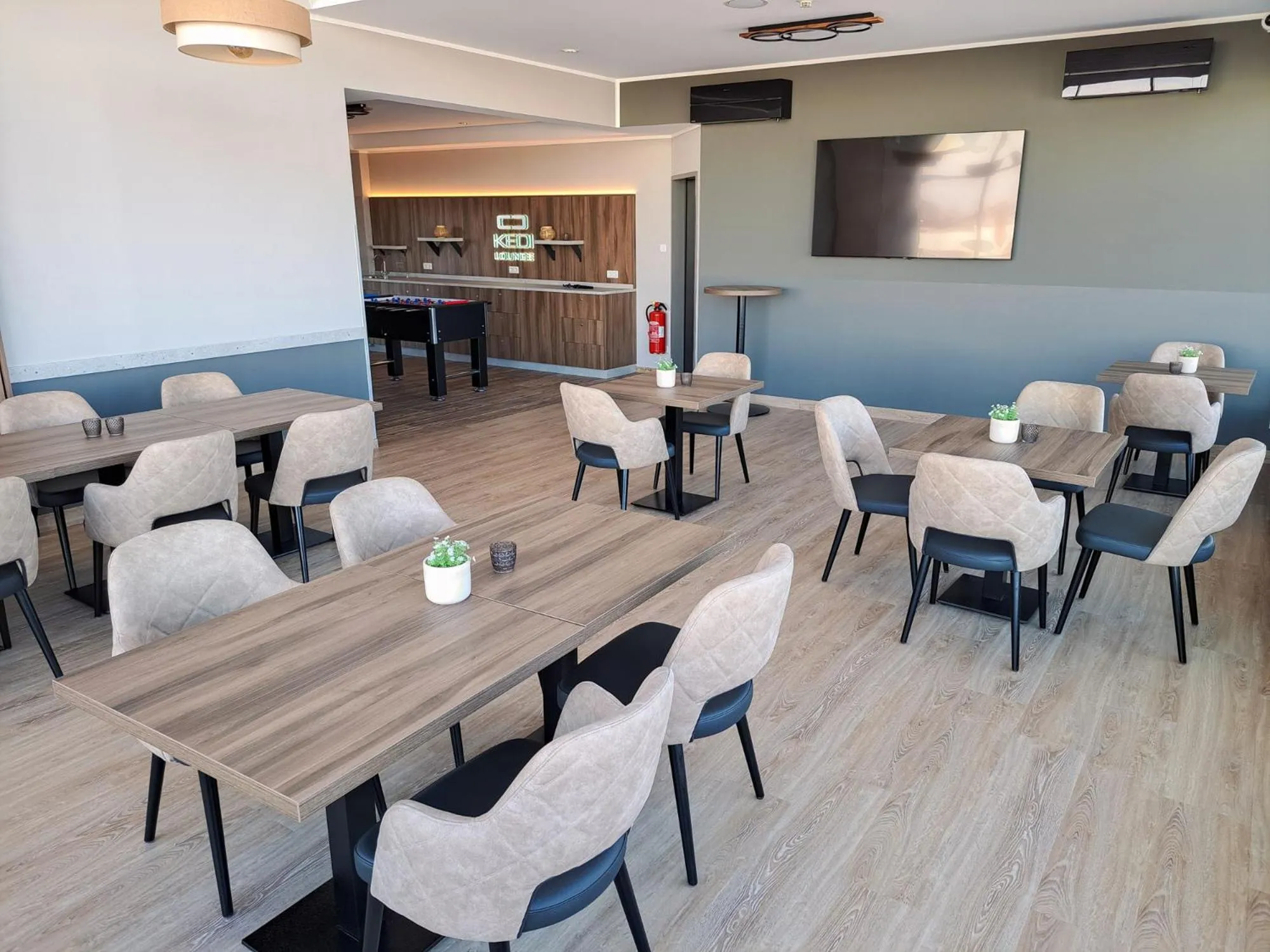 Communal lounge/ TV room in Kedi Hotel Papenburg