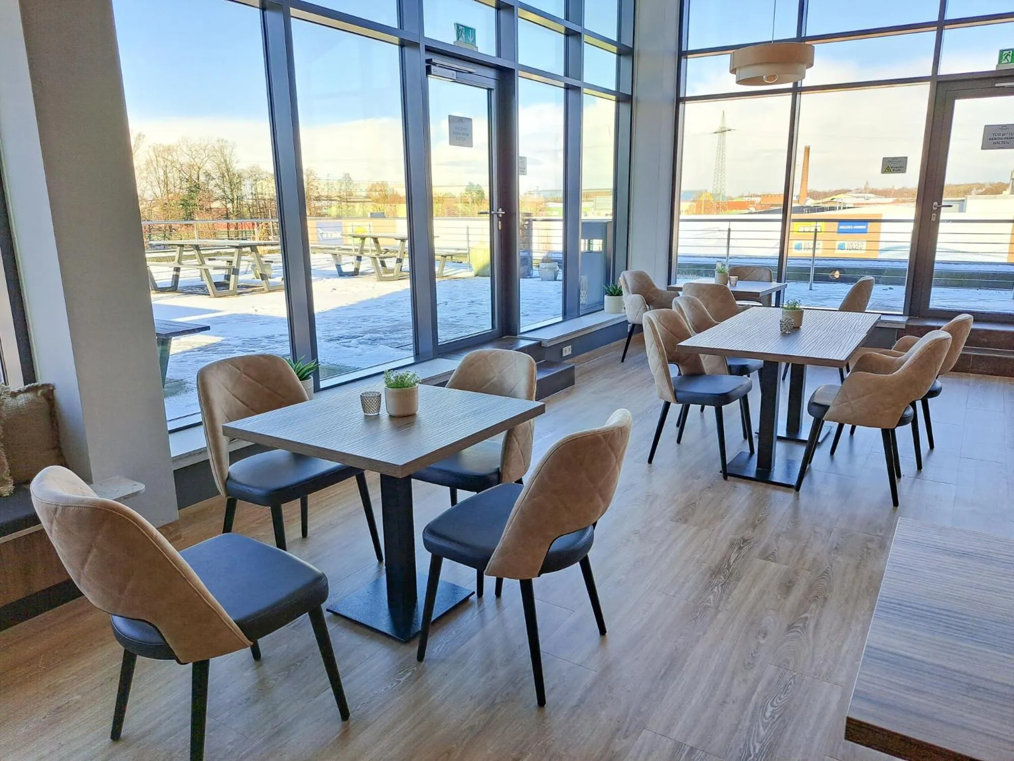 Communal lounge/ TV room in Kedi Hotel Papenburg