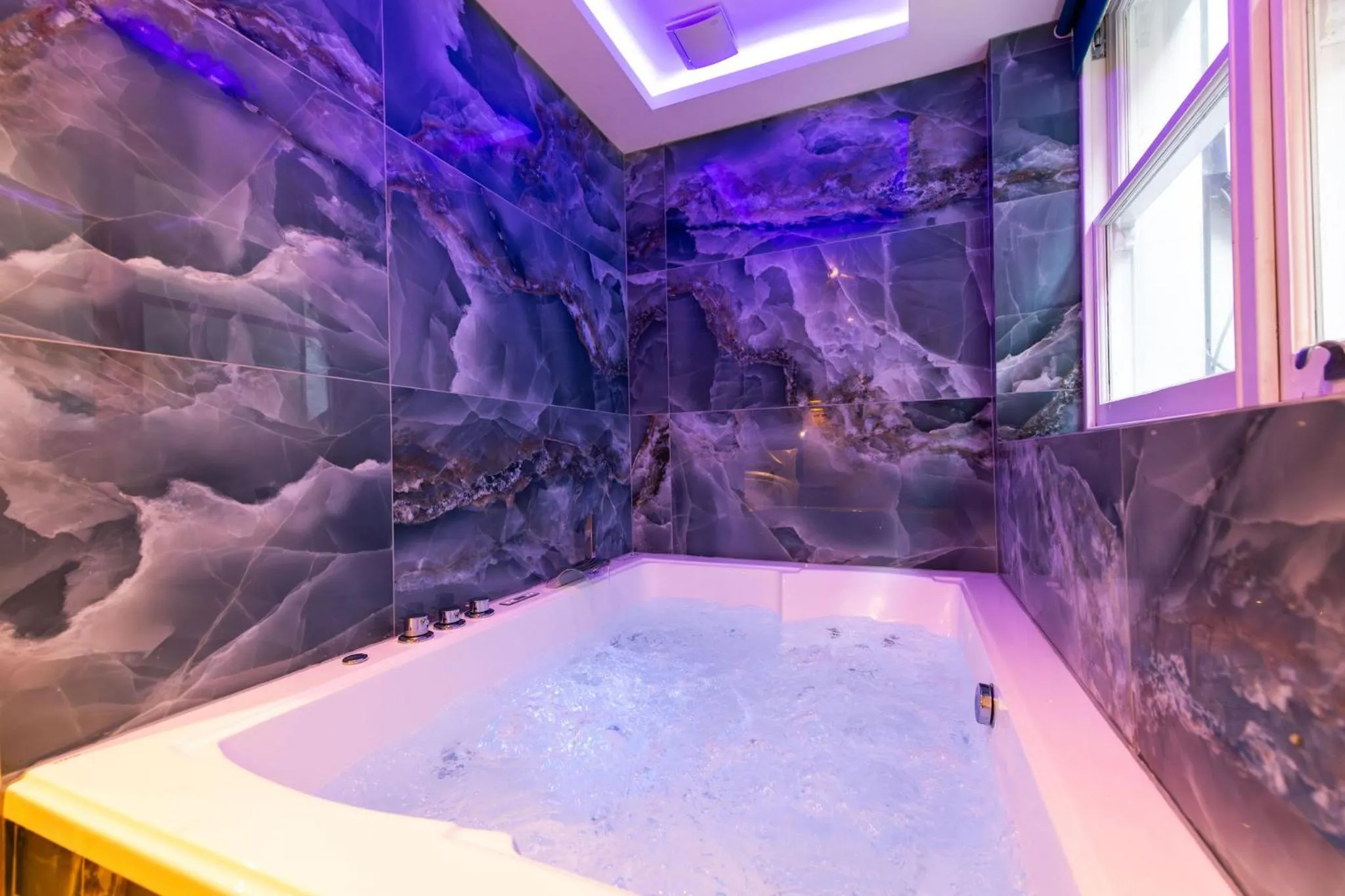 Bath in NOX West Hampstead