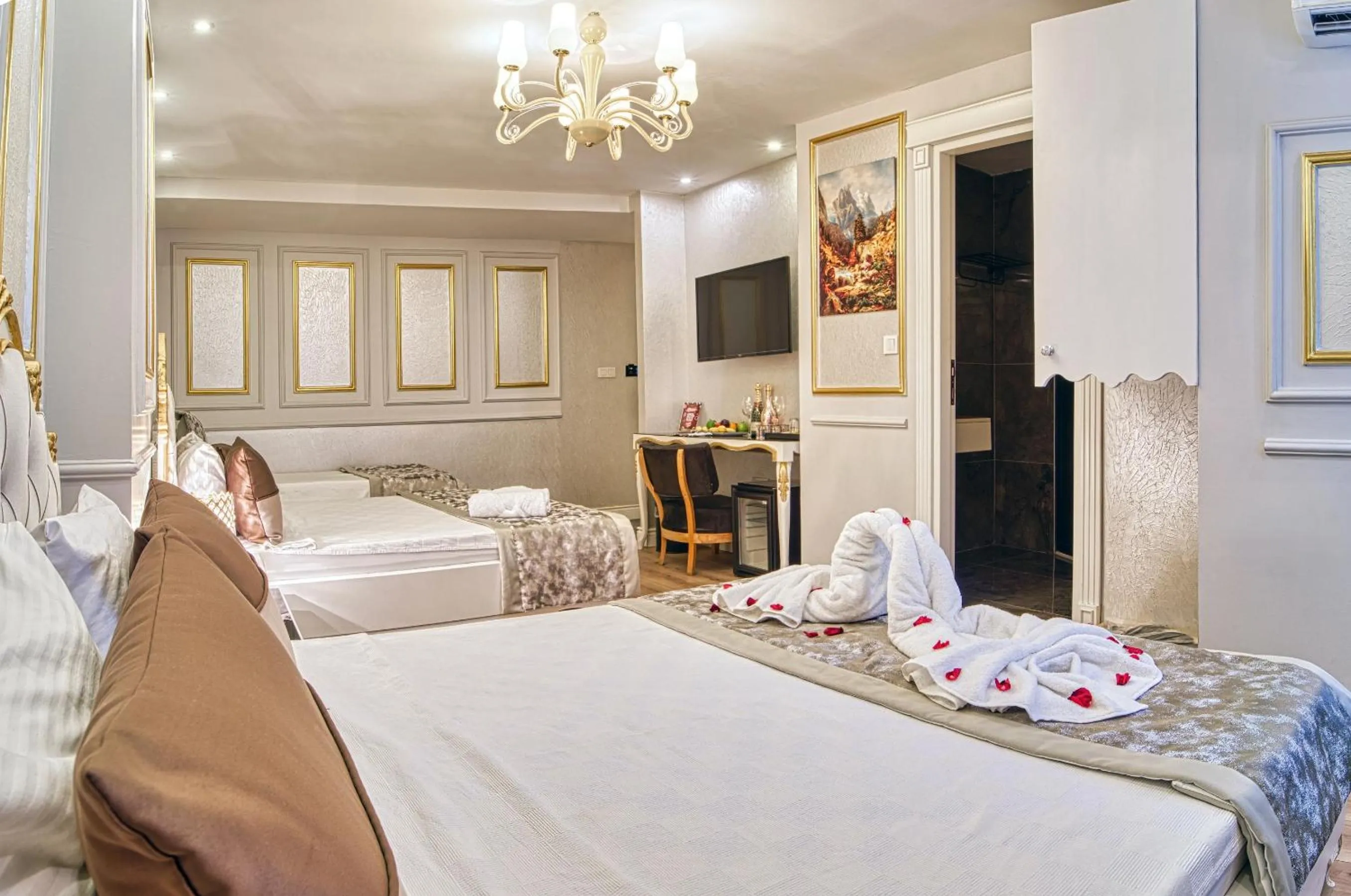 Living room, Bed in Sirkeci Ersu Hotel & SPA