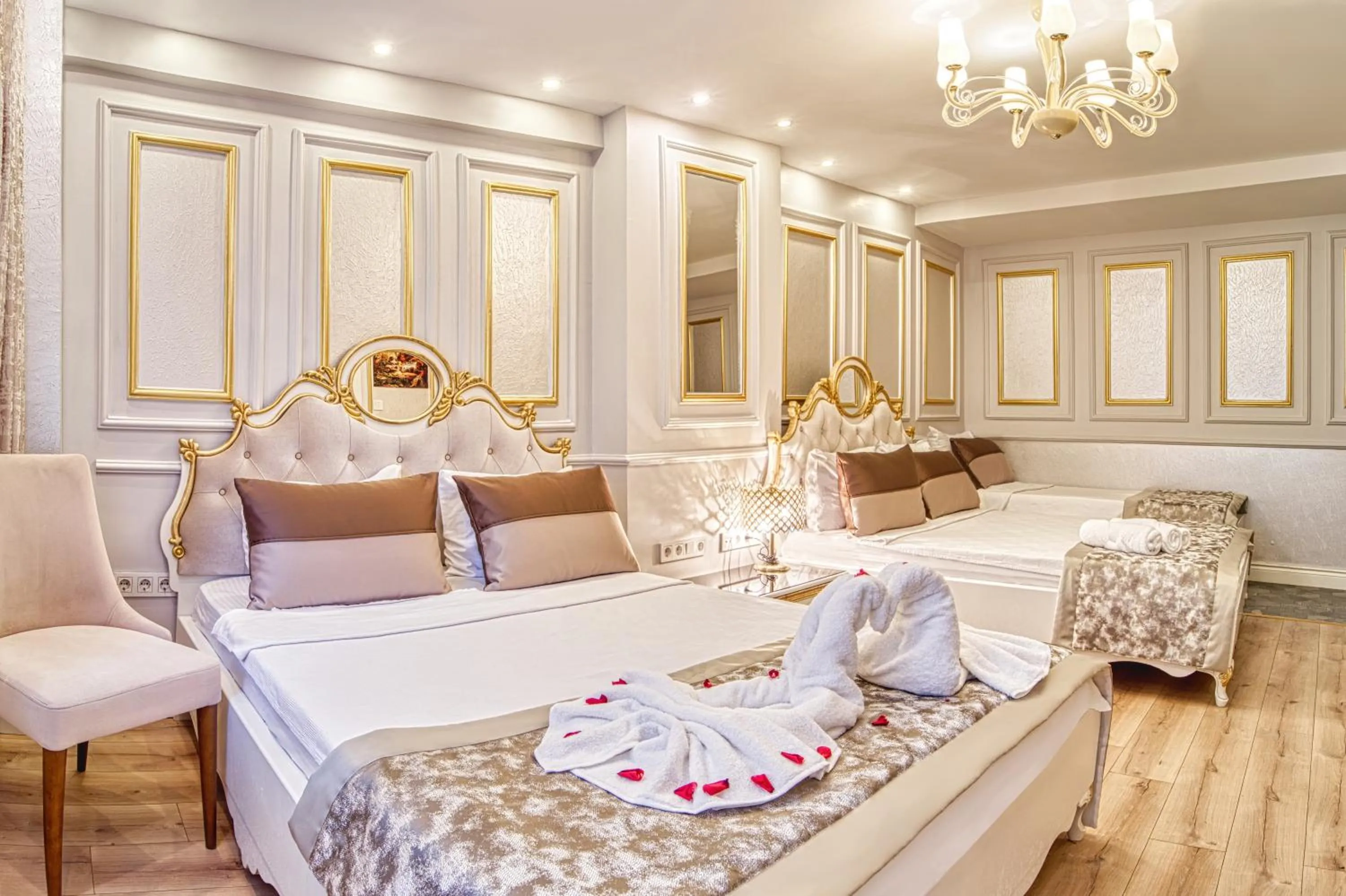 Photo of the whole room, Bed in Sirkeci Ersu Hotel & SPA