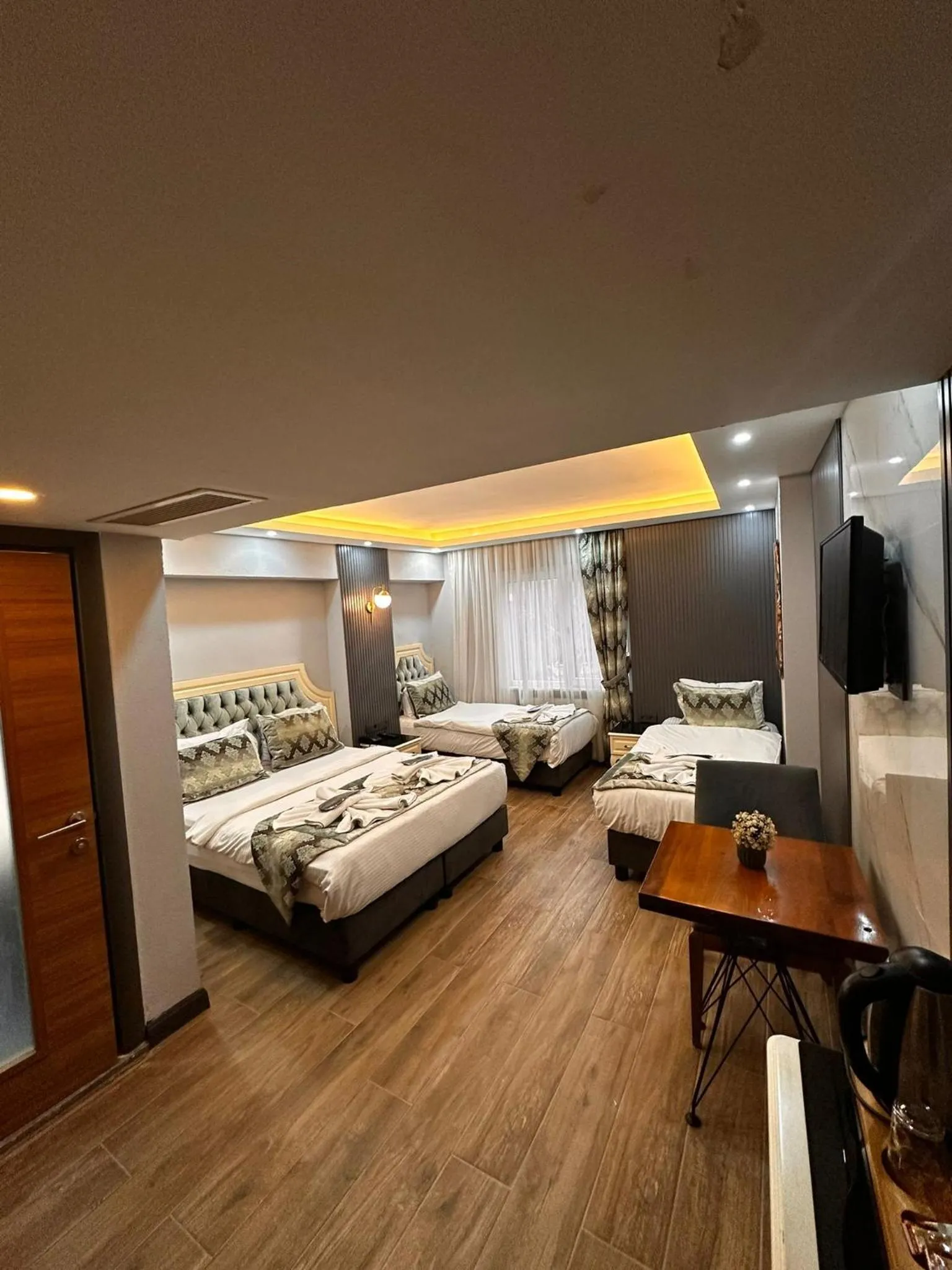 Communal lounge/ TV room, Bed in Sirkeci Ersu Hotel & SPA